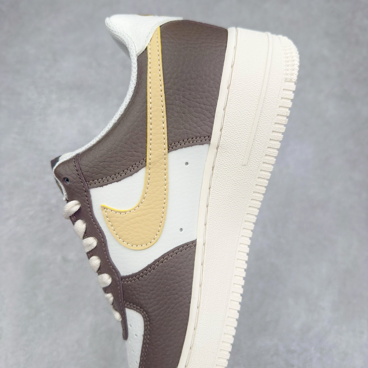 图片[7]-＃XT纯原 NK Air Force 1´07 Low 空军一号低帮百搭休闲运动板鞋 HM9656-001 顶级批次 2022全新楦头鞋型 鱼鳞大底 历时开发三个月 清洁度完美 二维码鞋标 内置芯片及solo气垫 大底高度及其弧度依照正品 钢印 logo刺绣 鞋口弧度 鞋头长度 鞋面冲孔 鞋垫背胶及钢印 完美鞋型对比正品 每一处都是细节满满 柔软、弹性十足的缓震性能和出色的中底设计 横跨复古与现代的外型结合 造就出风靡全球 三十多年的Force 1 直到今天还深受青睐 实拍调校N版已经零色差零失真 百分百还原实物色彩所见即所得 不存在货不对板色差等低级问题 选购参考实物拍摄 不混卖不参货 只用心做好货严格选品 承诺混一赔十 尺码：36 36.5 37.5 38 38.5 39 40 40.5 41 42 42.5 43 44 44.5 45-选品中心