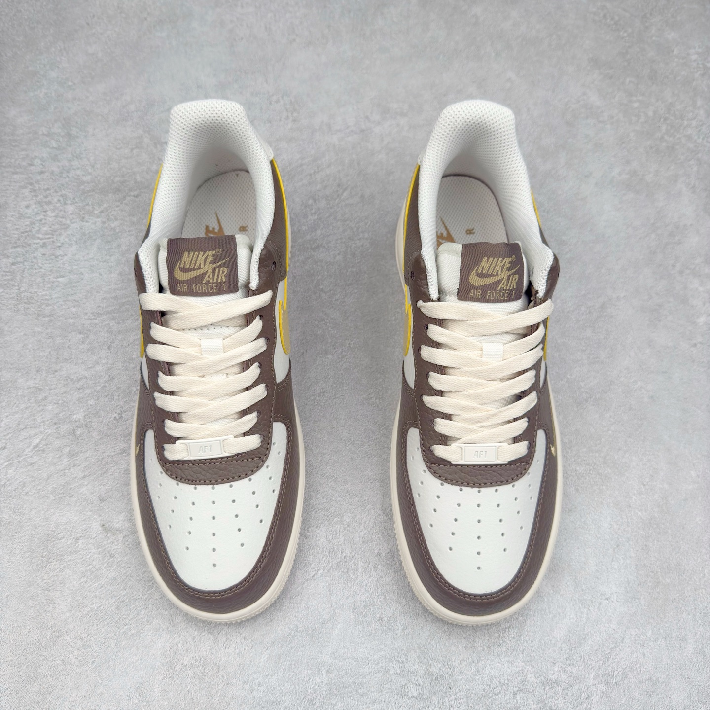 图片[2]-＃XT纯原 NK Air Force 1´07 Low 空军一号低帮百搭休闲运动板鞋 HM9656-001 顶级批次 2022全新楦头鞋型 鱼鳞大底 历时开发三个月 清洁度完美 二维码鞋标 内置芯片及solo气垫 大底高度及其弧度依照正品 钢印 logo刺绣 鞋口弧度 鞋头长度 鞋面冲孔 鞋垫背胶及钢印 完美鞋型对比正品 每一处都是细节满满 柔软、弹性十足的缓震性能和出色的中底设计 横跨复古与现代的外型结合 造就出风靡全球 三十多年的Force 1 直到今天还深受青睐 实拍调校N版已经零色差零失真 百分百还原实物色彩所见即所得 不存在货不对板色差等低级问题 选购参考实物拍摄 不混卖不参货 只用心做好货严格选品 承诺混一赔十 尺码：36 36.5 37.5 38 38.5 39 40 40.5 41 42 42.5 43 44 44.5 45-选品中心