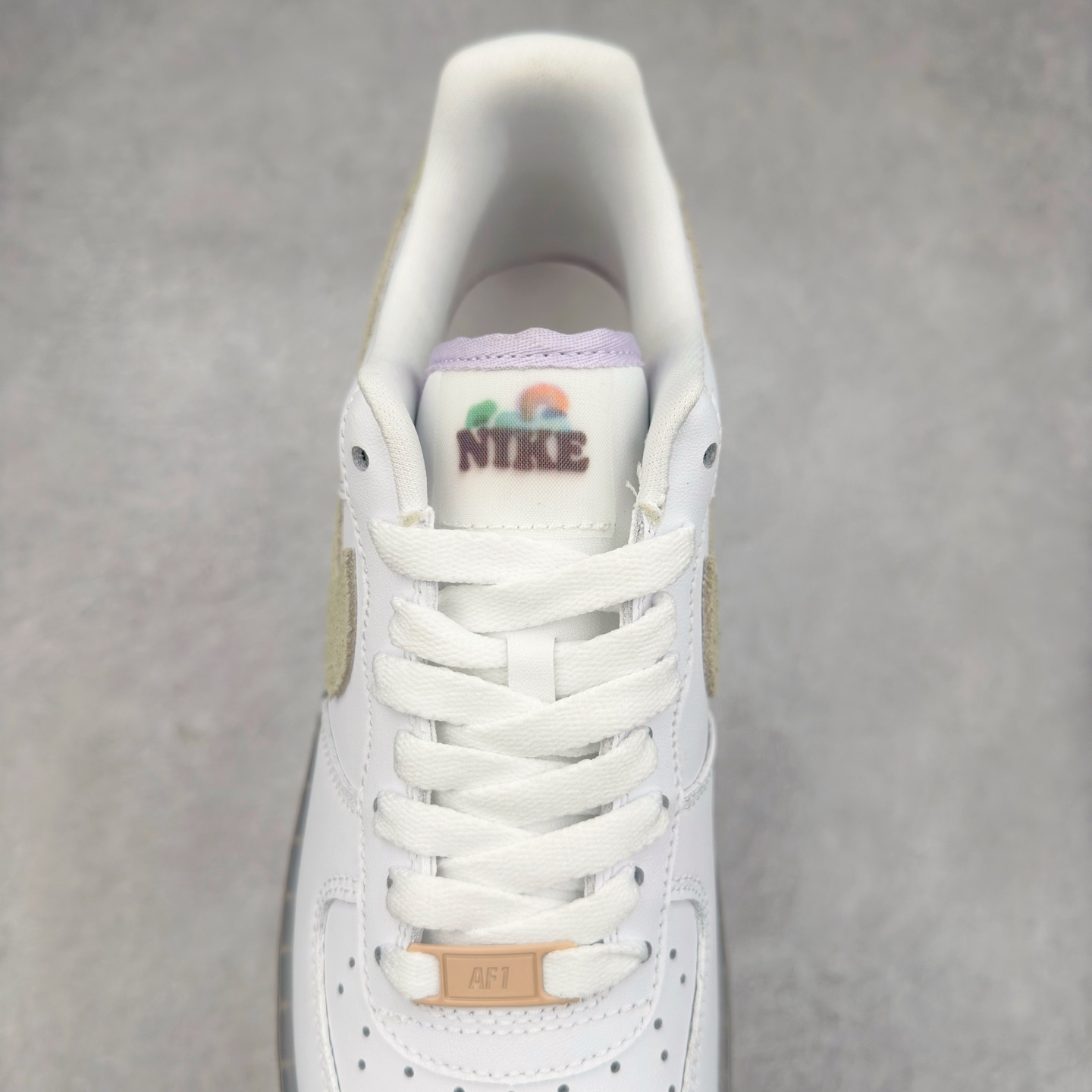 图片[5]-＃XT纯原 NK Air Force 1´07 Low 空军一号低帮百搭休闲运动板鞋 HJ9291-478 顶级批次 2022全新楦头鞋型 鱼鳞大底 历时开发三个月 清洁度完美 二维码鞋标 内置芯片及solo气垫 大底高度及其弧度依照正品 钢印 logo刺绣 鞋口弧度 鞋头长度 鞋面冲孔 鞋垫背胶及钢印 完美鞋型对比正品 每一处都是细节满满 柔软、弹性十足的缓震性能和出色的中底设计 横跨复古与现代的外型结合 造就出风靡全球 三十多年的Force 1 直到今天还深受青睐 实拍调校N版已经零色差零失真 百分百还原实物色彩所见即所得 不存在货不对板色差等低级问题 选购参考实物拍摄 不混卖不参货 只用心做好货严格选品 承诺混一赔十 尺码：36 36.5 37.5 38 38.5 39 40 40.5 41 42 42.5 43 44 44.5 45-选品中心