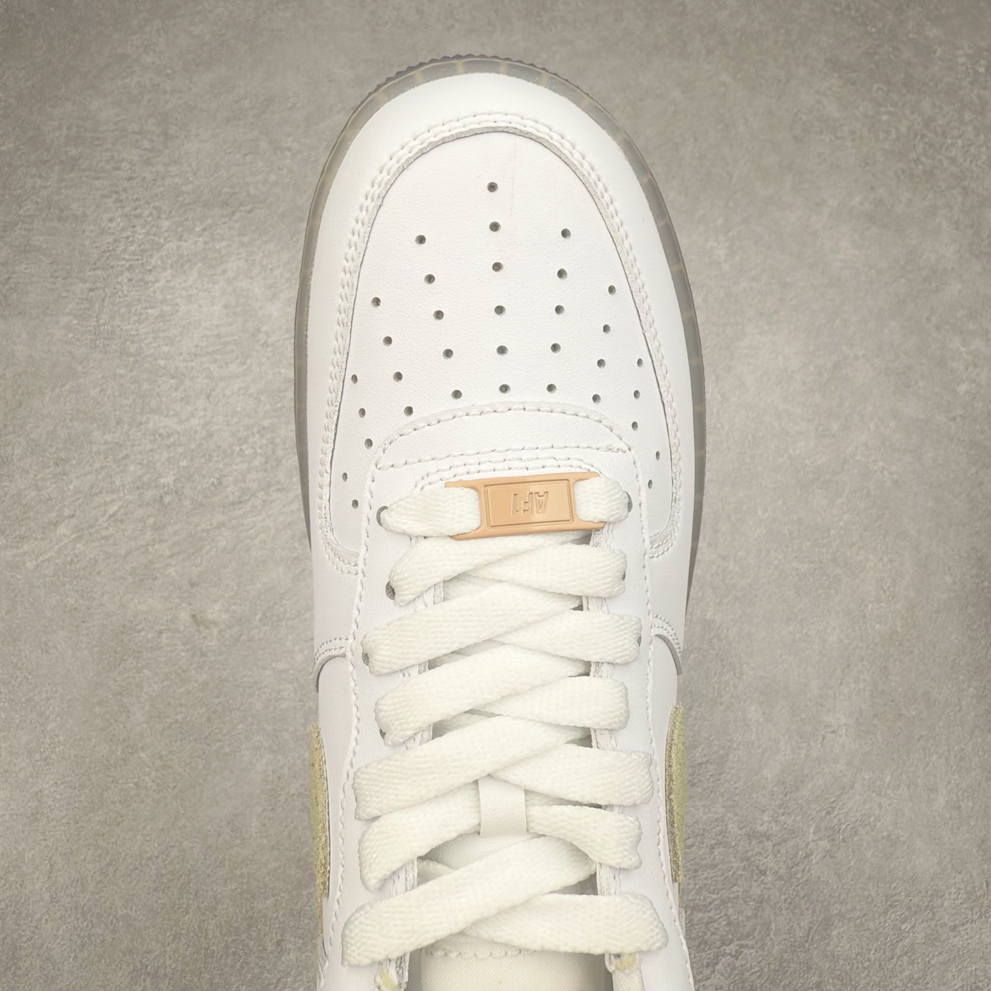 图片[4]-＃XT纯原 NK Air Force 1´07 Low 空军一号低帮百搭休闲运动板鞋 HJ9291-478 顶级批次 2022全新楦头鞋型 鱼鳞大底 历时开发三个月 清洁度完美 二维码鞋标 内置芯片及solo气垫 大底高度及其弧度依照正品 钢印 logo刺绣 鞋口弧度 鞋头长度 鞋面冲孔 鞋垫背胶及钢印 完美鞋型对比正品 每一处都是细节满满 柔软、弹性十足的缓震性能和出色的中底设计 横跨复古与现代的外型结合 造就出风靡全球 三十多年的Force 1 直到今天还深受青睐 实拍调校N版已经零色差零失真 百分百还原实物色彩所见即所得 不存在货不对板色差等低级问题 选购参考实物拍摄 不混卖不参货 只用心做好货严格选品 承诺混一赔十 尺码：36 36.5 37.5 38 38.5 39 40 40.5 41 42 42.5 43 44 44.5 45-选品中心