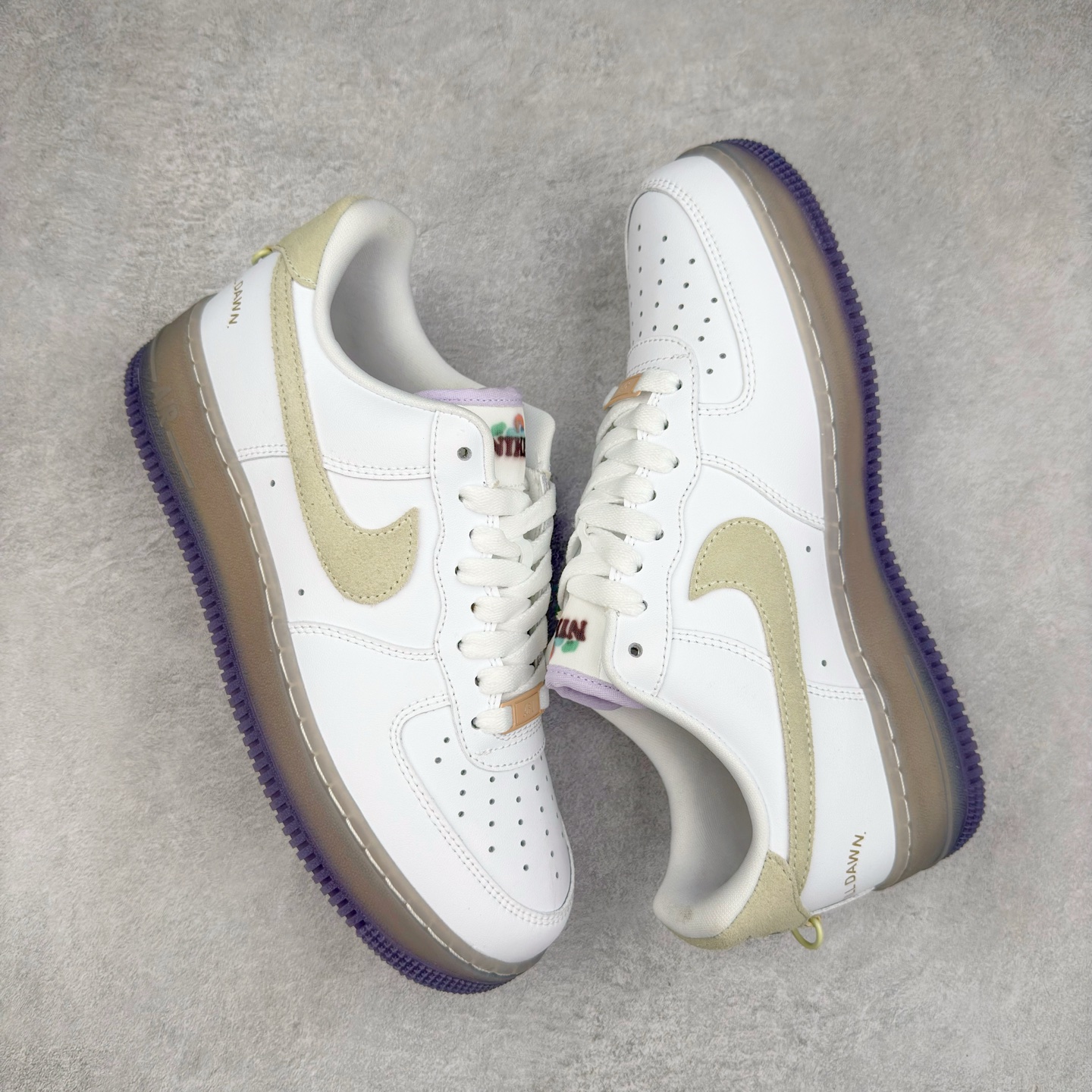 图片[3]-＃XT纯原 NK Air Force 1´07 Low 空军一号低帮百搭休闲运动板鞋 HJ9291-478 顶级批次 2022全新楦头鞋型 鱼鳞大底 历时开发三个月 清洁度完美 二维码鞋标 内置芯片及solo气垫 大底高度及其弧度依照正品 钢印 logo刺绣 鞋口弧度 鞋头长度 鞋面冲孔 鞋垫背胶及钢印 完美鞋型对比正品 每一处都是细节满满 柔软、弹性十足的缓震性能和出色的中底设计 横跨复古与现代的外型结合 造就出风靡全球 三十多年的Force 1 直到今天还深受青睐 实拍调校N版已经零色差零失真 百分百还原实物色彩所见即所得 不存在货不对板色差等低级问题 选购参考实物拍摄 不混卖不参货 只用心做好货严格选品 承诺混一赔十 尺码：36 36.5 37.5 38 38.5 39 40 40.5 41 42 42.5 43 44 44.5 45-选品中心