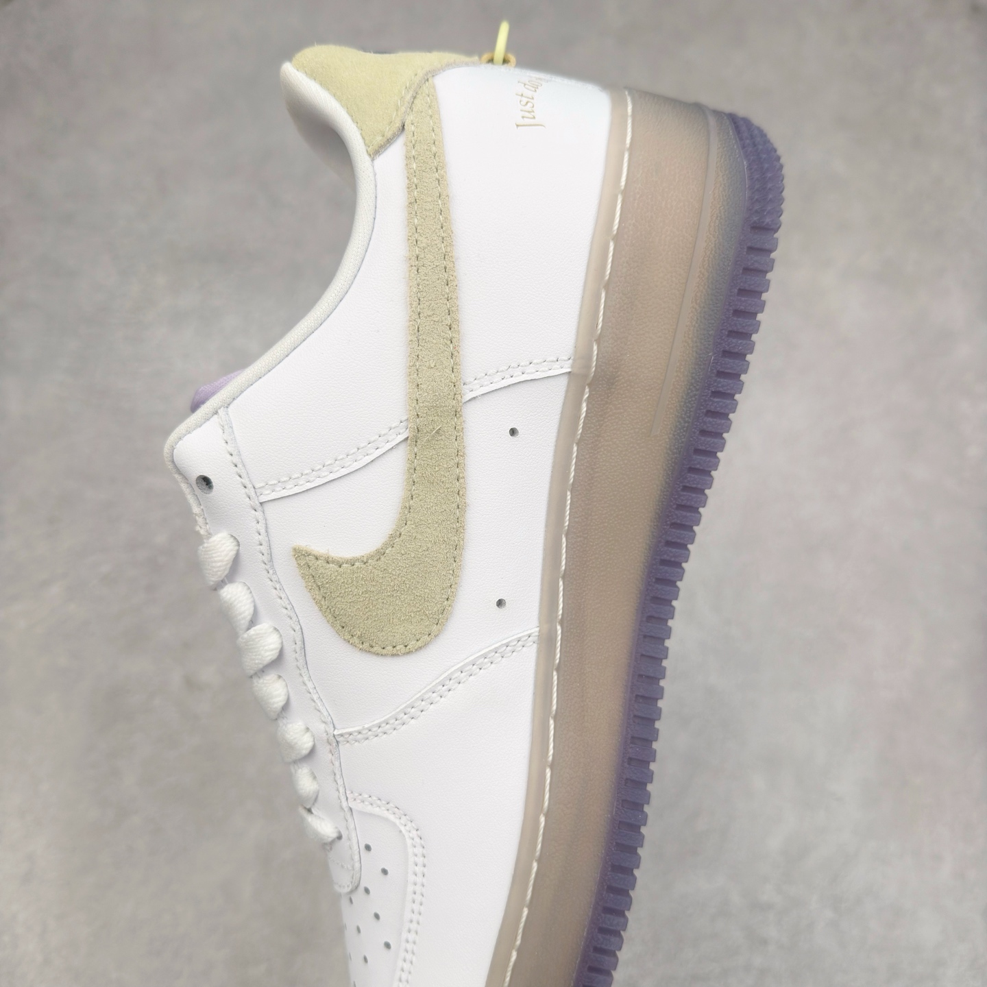 图片[7]-＃XT纯原 NK Air Force 1´07 Low 空军一号低帮百搭休闲运动板鞋 HJ9291-478 顶级批次 2022全新楦头鞋型 鱼鳞大底 历时开发三个月 清洁度完美 二维码鞋标 内置芯片及solo气垫 大底高度及其弧度依照正品 钢印 logo刺绣 鞋口弧度 鞋头长度 鞋面冲孔 鞋垫背胶及钢印 完美鞋型对比正品 每一处都是细节满满 柔软、弹性十足的缓震性能和出色的中底设计 横跨复古与现代的外型结合 造就出风靡全球 三十多年的Force 1 直到今天还深受青睐 实拍调校N版已经零色差零失真 百分百还原实物色彩所见即所得 不存在货不对板色差等低级问题 选购参考实物拍摄 不混卖不参货 只用心做好货严格选品 承诺混一赔十 尺码：36 36.5 37.5 38 38.5 39 40 40.5 41 42 42.5 43 44 44.5 45-选品中心