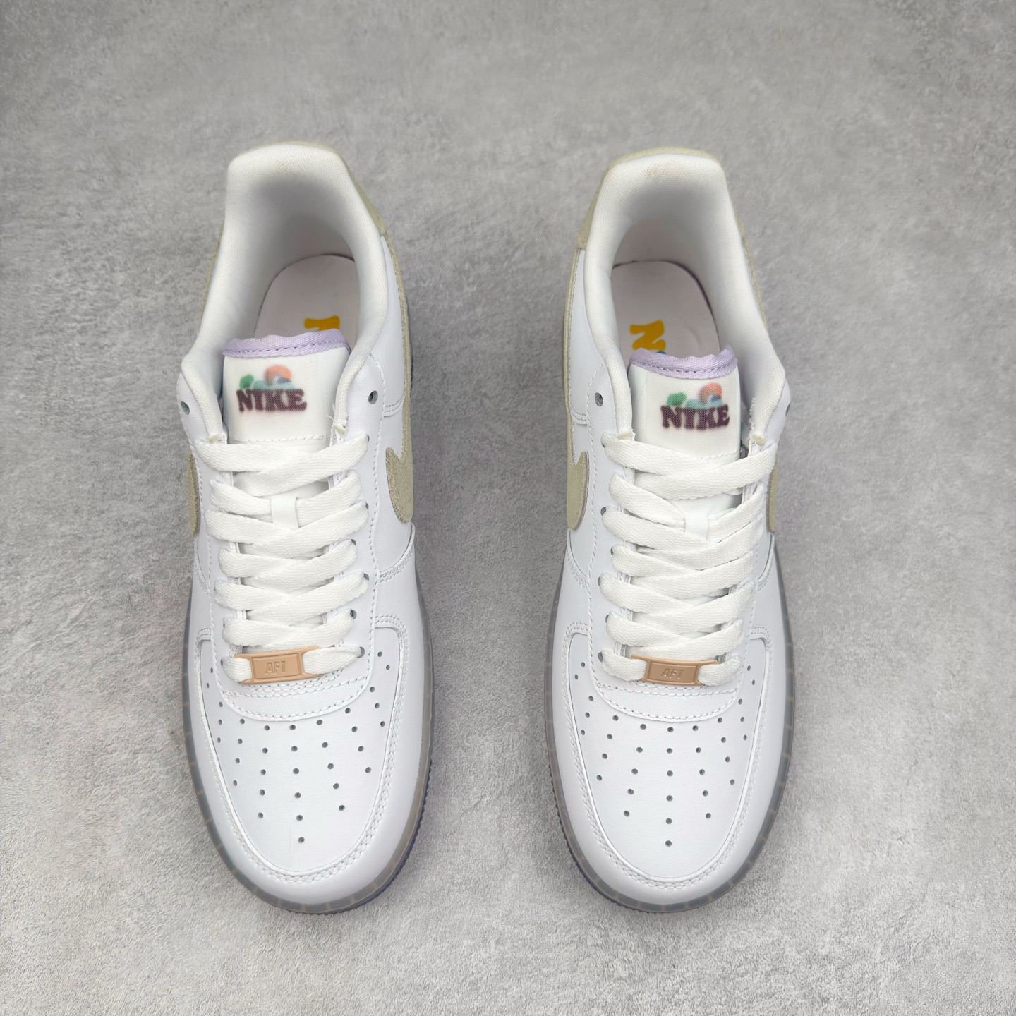 图片[2]-＃XT纯原 NK Air Force 1´07 Low 空军一号低帮百搭休闲运动板鞋 HJ9291-478 顶级批次 2022全新楦头鞋型 鱼鳞大底 历时开发三个月 清洁度完美 二维码鞋标 内置芯片及solo气垫 大底高度及其弧度依照正品 钢印 logo刺绣 鞋口弧度 鞋头长度 鞋面冲孔 鞋垫背胶及钢印 完美鞋型对比正品 每一处都是细节满满 柔软、弹性十足的缓震性能和出色的中底设计 横跨复古与现代的外型结合 造就出风靡全球 三十多年的Force 1 直到今天还深受青睐 实拍调校N版已经零色差零失真 百分百还原实物色彩所见即所得 不存在货不对板色差等低级问题 选购参考实物拍摄 不混卖不参货 只用心做好货严格选品 承诺混一赔十 尺码：36 36.5 37.5 38 38.5 39 40 40.5 41 42 42.5 43 44 44.5 45-选品中心