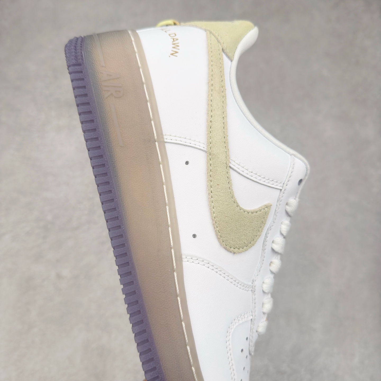 图片[6]-＃XT纯原 NK Air Force 1´07 Low 空军一号低帮百搭休闲运动板鞋 HJ9291-478 顶级批次 2022全新楦头鞋型 鱼鳞大底 历时开发三个月 清洁度完美 二维码鞋标 内置芯片及solo气垫 大底高度及其弧度依照正品 钢印 logo刺绣 鞋口弧度 鞋头长度 鞋面冲孔 鞋垫背胶及钢印 完美鞋型对比正品 每一处都是细节满满 柔软、弹性十足的缓震性能和出色的中底设计 横跨复古与现代的外型结合 造就出风靡全球 三十多年的Force 1 直到今天还深受青睐 实拍调校N版已经零色差零失真 百分百还原实物色彩所见即所得 不存在货不对板色差等低级问题 选购参考实物拍摄 不混卖不参货 只用心做好货严格选品 承诺混一赔十 尺码：36 36.5 37.5 38 38.5 39 40 40.5 41 42 42.5 43 44 44.5 45-选品中心