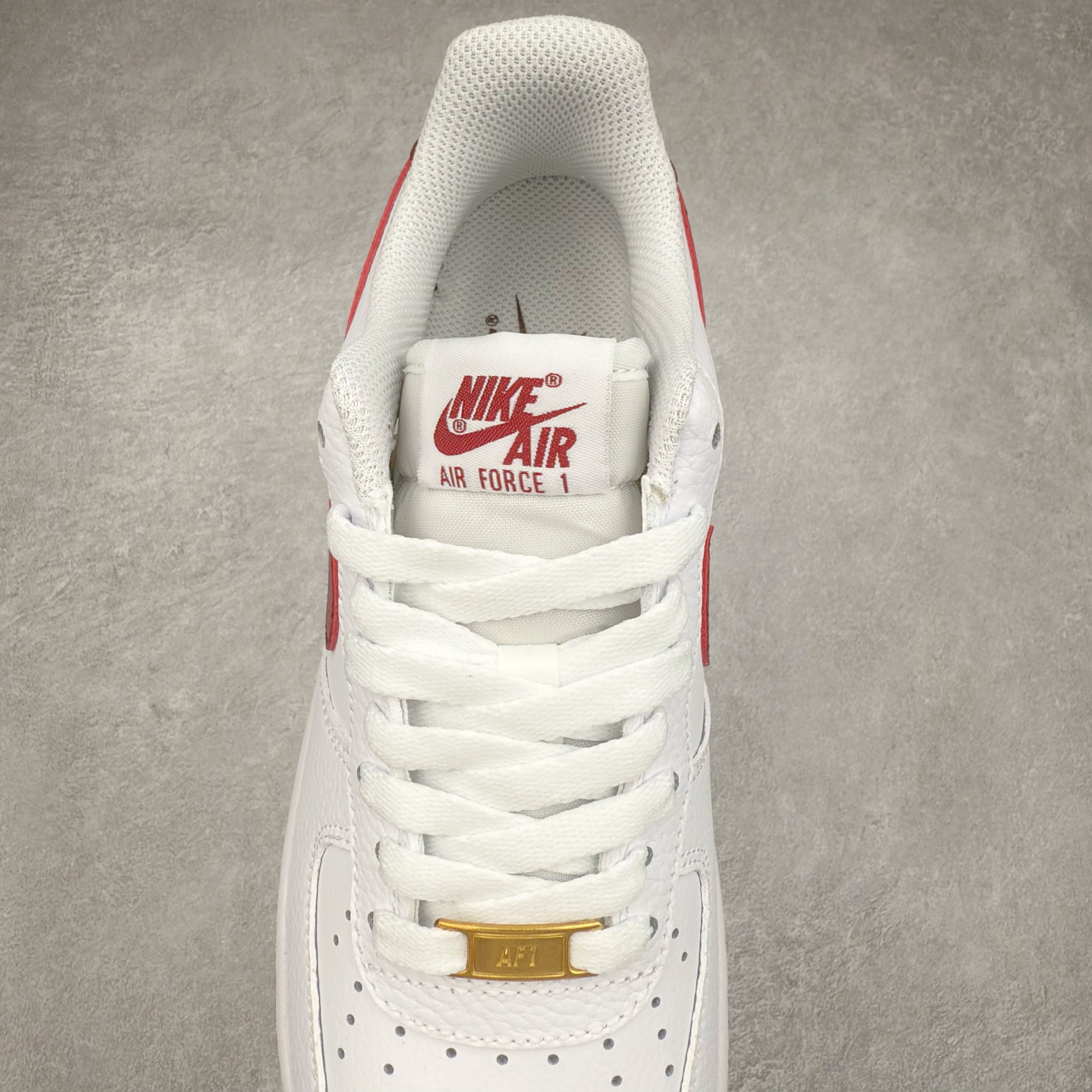 图片[5]-＃XT纯原 NK Air Force 1´07 Low 空军一号低帮百搭休闲运动板鞋 CZ0326-100 顶级批次 2022全新楦头鞋型 鱼鳞大底 历时开发三个月 清洁度完美 二维码鞋标 内置芯片及solo气垫 大底高度及其弧度依照正品 钢印 logo刺绣 鞋口弧度 鞋头长度 鞋面冲孔 鞋垫背胶及钢印 完美鞋型对比正品 每一处都是细节满满 柔软、弹性十足的缓震性能和出色的中底设计 横跨复古与现代的外型结合 造就出风靡全球 三十多年的Force 1 直到今天还深受青睐 实拍调校N版已经零色差零失真 百分百还原实物色彩所见即所得 不存在货不对板色差等低级问题 选购参考实物拍摄 不混卖不参货 只用心做好货严格选品 承诺混一赔十 尺码：36 36.5 37.5 38 38.5 39 40 40.5 41 42 42.5 43 44 44.5 45-选品中心