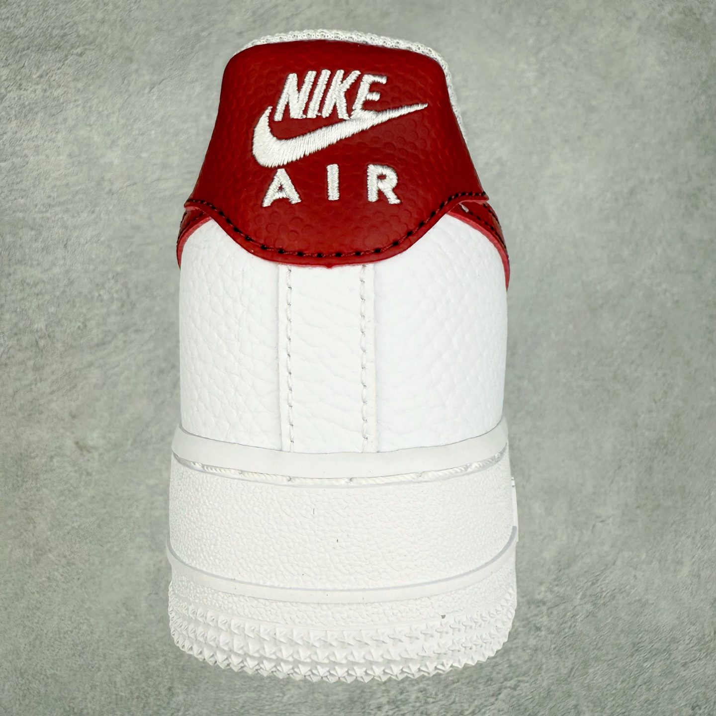 图片[8]-＃XT纯原 NK Air Force 1´07 Low 空军一号低帮百搭休闲运动板鞋 CZ0326-100 顶级批次 2022全新楦头鞋型 鱼鳞大底 历时开发三个月 清洁度完美 二维码鞋标 内置芯片及solo气垫 大底高度及其弧度依照正品 钢印 logo刺绣 鞋口弧度 鞋头长度 鞋面冲孔 鞋垫背胶及钢印 完美鞋型对比正品 每一处都是细节满满 柔软、弹性十足的缓震性能和出色的中底设计 横跨复古与现代的外型结合 造就出风靡全球 三十多年的Force 1 直到今天还深受青睐 实拍调校N版已经零色差零失真 百分百还原实物色彩所见即所得 不存在货不对板色差等低级问题 选购参考实物拍摄 不混卖不参货 只用心做好货严格选品 承诺混一赔十 尺码：36 36.5 37.5 38 38.5 39 40 40.5 41 42 42.5 43 44 44.5 45-选品中心