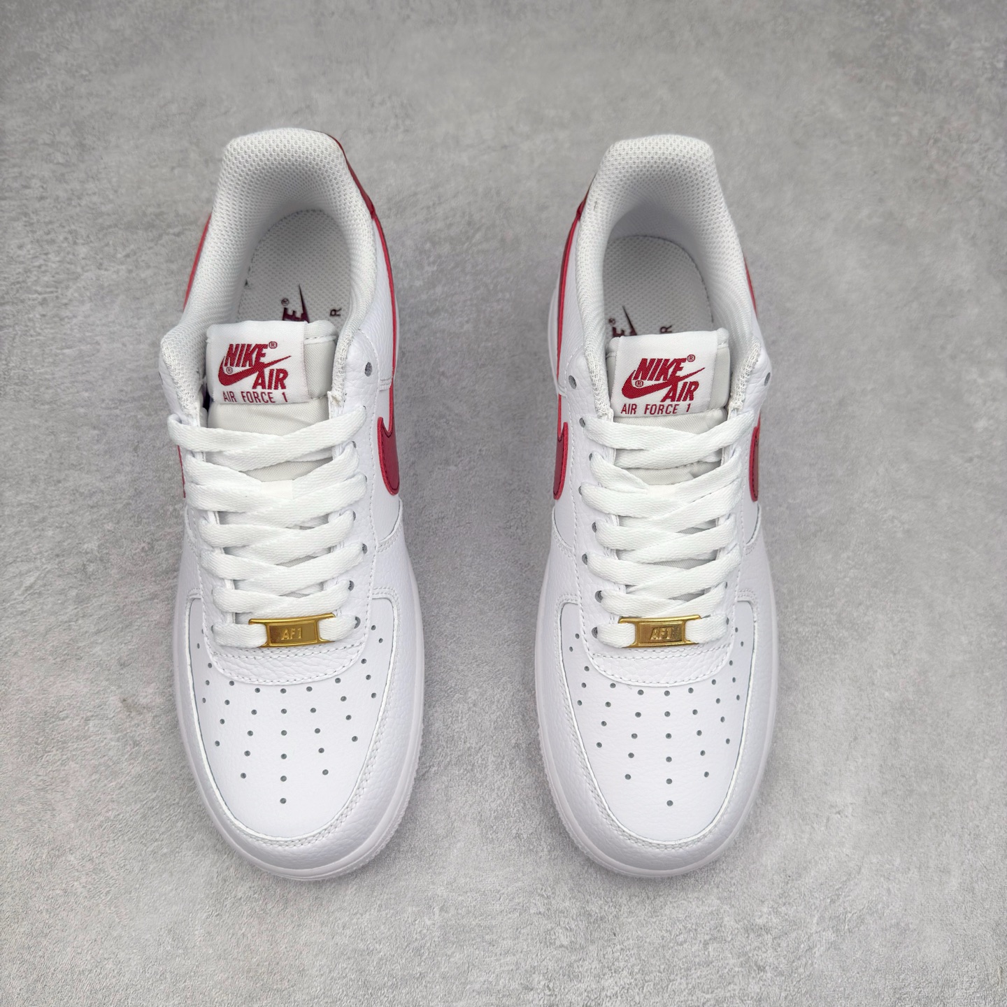 图片[2]-＃XT纯原 NK Air Force 1´07 Low 空军一号低帮百搭休闲运动板鞋 CZ0326-100 顶级批次 2022全新楦头鞋型 鱼鳞大底 历时开发三个月 清洁度完美 二维码鞋标 内置芯片及solo气垫 大底高度及其弧度依照正品 钢印 logo刺绣 鞋口弧度 鞋头长度 鞋面冲孔 鞋垫背胶及钢印 完美鞋型对比正品 每一处都是细节满满 柔软、弹性十足的缓震性能和出色的中底设计 横跨复古与现代的外型结合 造就出风靡全球 三十多年的Force 1 直到今天还深受青睐 实拍调校N版已经零色差零失真 百分百还原实物色彩所见即所得 不存在货不对板色差等低级问题 选购参考实物拍摄 不混卖不参货 只用心做好货严格选品 承诺混一赔十 尺码：36 36.5 37.5 38 38.5 39 40 40.5 41 42 42.5 43 44 44.5 45-选品中心