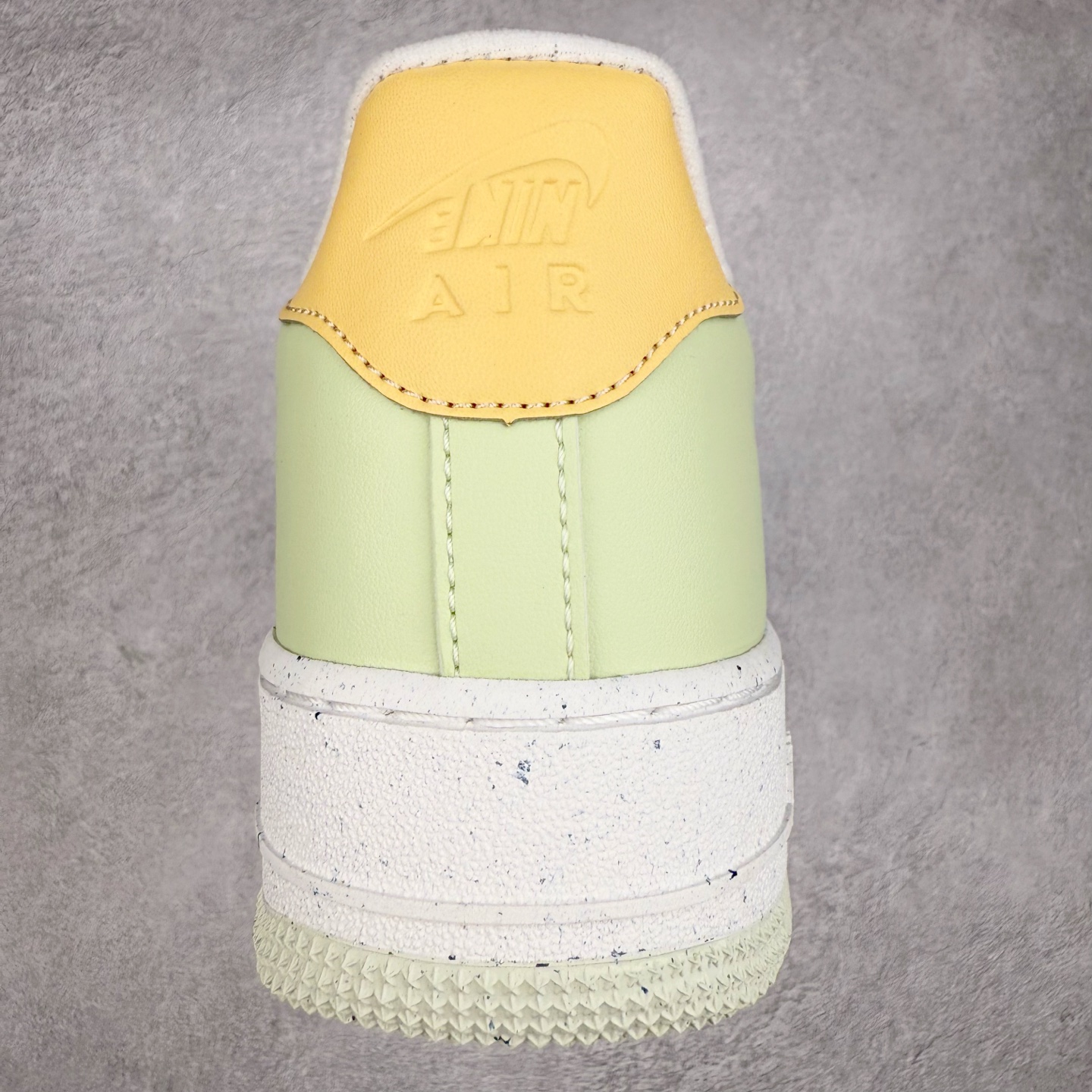 图片[8]-＃XT纯原 NK Air Force 1´07 Low 空军一号低帮百搭休闲运动板鞋 FN8540-100 顶级批次 2022全新楦头鞋型 鱼鳞大底 历时开发三个月 清洁度完美 二维码鞋标 内置芯片及solo气垫 大底高度及其弧度依照正品 钢印 logo刺绣 鞋口弧度 鞋头长度 鞋面冲孔 鞋垫背胶及钢印 完美鞋型对比正品 每一处都是细节满满 柔软、弹性十足的缓震性能和出色的中底设计 横跨复古与现代的外型结合 造就出风靡全球 三十多年的Force 1 直到今天还深受青睐 实拍调校N版已经零色差零失真 百分百还原实物色彩所见即所得 不存在货不对板色差等低级问题 选购参考实物拍摄 不混卖不参货 只用心做好货严格选品 承诺混一赔十 尺码：36 36.5 37.5 38 38.5 39 40 40.5 41 42 42.5 43 44 44.5 45-选品中心