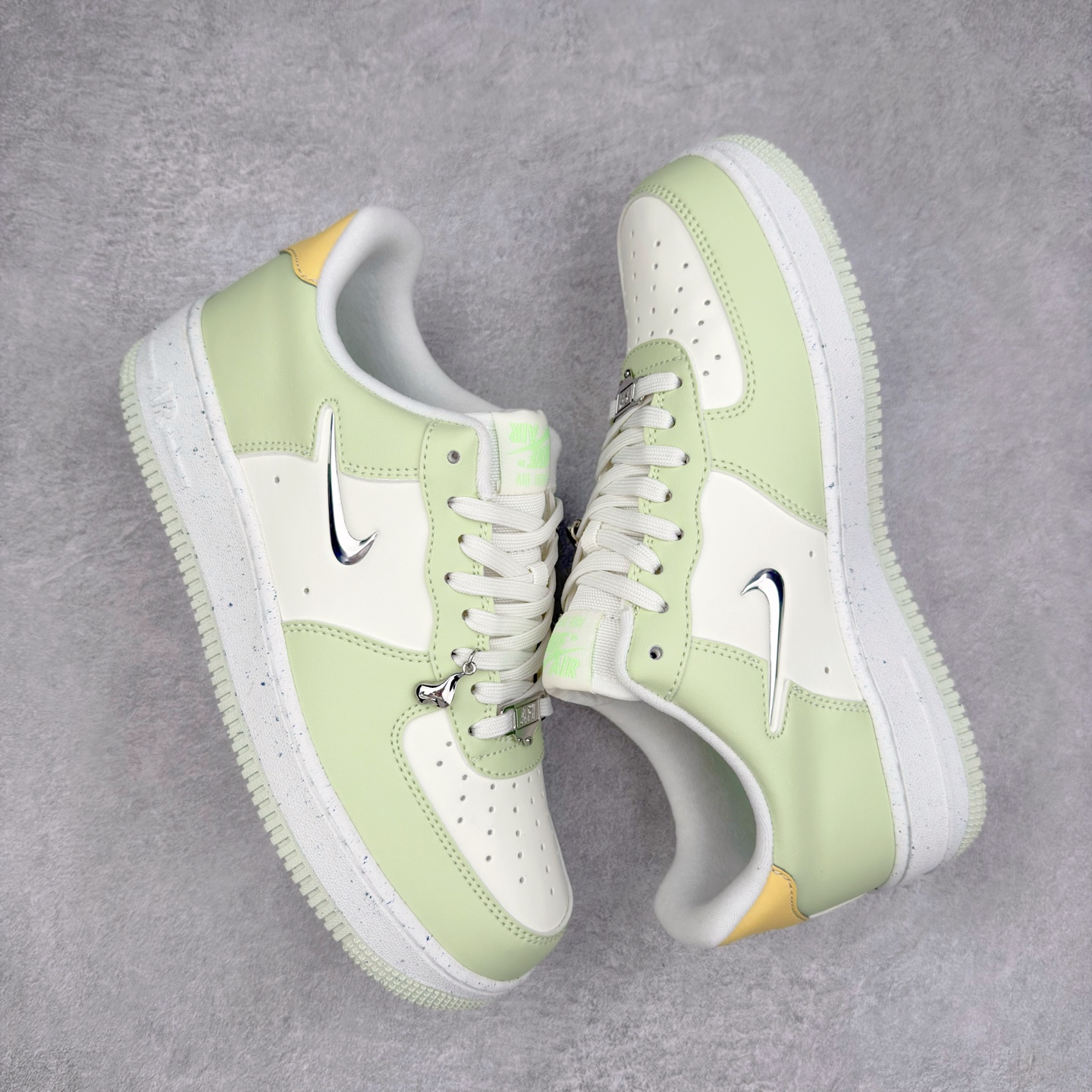 图片[3]-＃XT纯原 NK Air Force 1´07 Low 空军一号低帮百搭休闲运动板鞋 FN8540-100 顶级批次 2022全新楦头鞋型 鱼鳞大底 历时开发三个月 清洁度完美 二维码鞋标 内置芯片及solo气垫 大底高度及其弧度依照正品 钢印 logo刺绣 鞋口弧度 鞋头长度 鞋面冲孔 鞋垫背胶及钢印 完美鞋型对比正品 每一处都是细节满满 柔软、弹性十足的缓震性能和出色的中底设计 横跨复古与现代的外型结合 造就出风靡全球 三十多年的Force 1 直到今天还深受青睐 实拍调校N版已经零色差零失真 百分百还原实物色彩所见即所得 不存在货不对板色差等低级问题 选购参考实物拍摄 不混卖不参货 只用心做好货严格选品 承诺混一赔十 尺码：36 36.5 37.5 38 38.5 39 40 40.5 41 42 42.5 43 44 44.5 45-选品中心