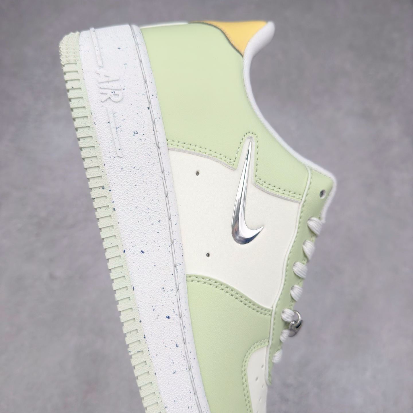 图片[6]-＃XT纯原 NK Air Force 1´07 Low 空军一号低帮百搭休闲运动板鞋 FN8540-100 顶级批次 2022全新楦头鞋型 鱼鳞大底 历时开发三个月 清洁度完美 二维码鞋标 内置芯片及solo气垫 大底高度及其弧度依照正品 钢印 logo刺绣 鞋口弧度 鞋头长度 鞋面冲孔 鞋垫背胶及钢印 完美鞋型对比正品 每一处都是细节满满 柔软、弹性十足的缓震性能和出色的中底设计 横跨复古与现代的外型结合 造就出风靡全球 三十多年的Force 1 直到今天还深受青睐 实拍调校N版已经零色差零失真 百分百还原实物色彩所见即所得 不存在货不对板色差等低级问题 选购参考实物拍摄 不混卖不参货 只用心做好货严格选品 承诺混一赔十 尺码：36 36.5 37.5 38 38.5 39 40 40.5 41 42 42.5 43 44 44.5 45-选品中心