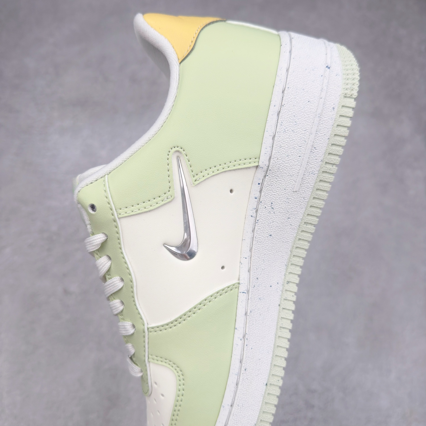 图片[7]-＃XT纯原 NK Air Force 1´07 Low 空军一号低帮百搭休闲运动板鞋 FN8540-100 顶级批次 2022全新楦头鞋型 鱼鳞大底 历时开发三个月 清洁度完美 二维码鞋标 内置芯片及solo气垫 大底高度及其弧度依照正品 钢印 logo刺绣 鞋口弧度 鞋头长度 鞋面冲孔 鞋垫背胶及钢印 完美鞋型对比正品 每一处都是细节满满 柔软、弹性十足的缓震性能和出色的中底设计 横跨复古与现代的外型结合 造就出风靡全球 三十多年的Force 1 直到今天还深受青睐 实拍调校N版已经零色差零失真 百分百还原实物色彩所见即所得 不存在货不对板色差等低级问题 选购参考实物拍摄 不混卖不参货 只用心做好货严格选品 承诺混一赔十 尺码：36 36.5 37.5 38 38.5 39 40 40.5 41 42 42.5 43 44 44.5 45-选品中心