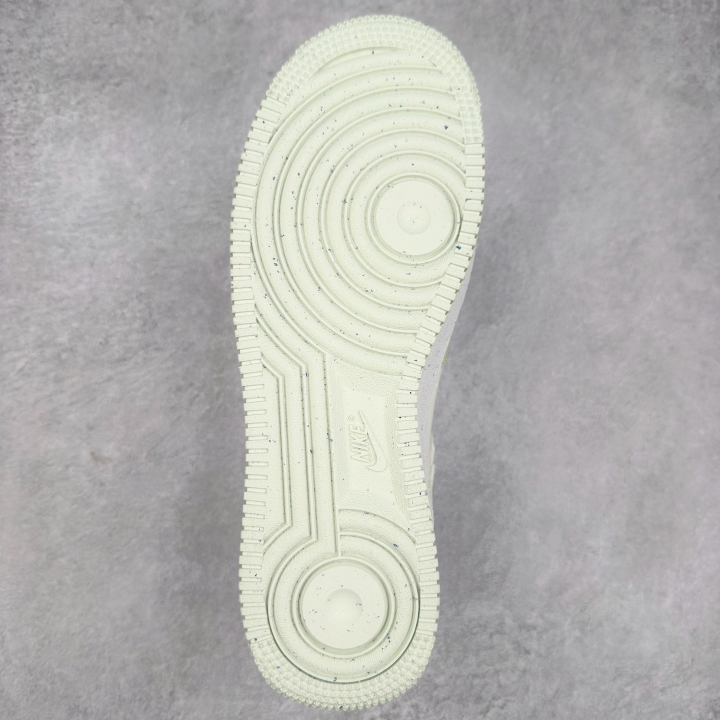 图片[9]-＃XT纯原 NK Air Force 1´07 Low 空军一号低帮百搭休闲运动板鞋 FN8540-100 顶级批次 2022全新楦头鞋型 鱼鳞大底 历时开发三个月 清洁度完美 二维码鞋标 内置芯片及solo气垫 大底高度及其弧度依照正品 钢印 logo刺绣 鞋口弧度 鞋头长度 鞋面冲孔 鞋垫背胶及钢印 完美鞋型对比正品 每一处都是细节满满 柔软、弹性十足的缓震性能和出色的中底设计 横跨复古与现代的外型结合 造就出风靡全球 三十多年的Force 1 直到今天还深受青睐 实拍调校N版已经零色差零失真 百分百还原实物色彩所见即所得 不存在货不对板色差等低级问题 选购参考实物拍摄 不混卖不参货 只用心做好货严格选品 承诺混一赔十 尺码：36 36.5 37.5 38 38.5 39 40 40.5 41 42 42.5 43 44 44.5 45-选品中心