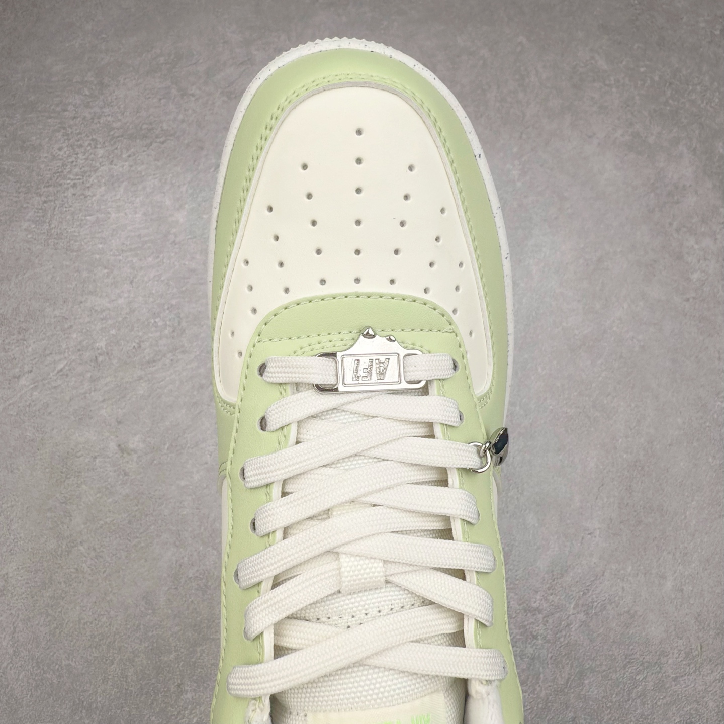 图片[4]-＃XT纯原 NK Air Force 1´07 Low 空军一号低帮百搭休闲运动板鞋 FN8540-100 顶级批次 2022全新楦头鞋型 鱼鳞大底 历时开发三个月 清洁度完美 二维码鞋标 内置芯片及solo气垫 大底高度及其弧度依照正品 钢印 logo刺绣 鞋口弧度 鞋头长度 鞋面冲孔 鞋垫背胶及钢印 完美鞋型对比正品 每一处都是细节满满 柔软、弹性十足的缓震性能和出色的中底设计 横跨复古与现代的外型结合 造就出风靡全球 三十多年的Force 1 直到今天还深受青睐 实拍调校N版已经零色差零失真 百分百还原实物色彩所见即所得 不存在货不对板色差等低级问题 选购参考实物拍摄 不混卖不参货 只用心做好货严格选品 承诺混一赔十 尺码：36 36.5 37.5 38 38.5 39 40 40.5 41 42 42.5 43 44 44.5 45-选品中心