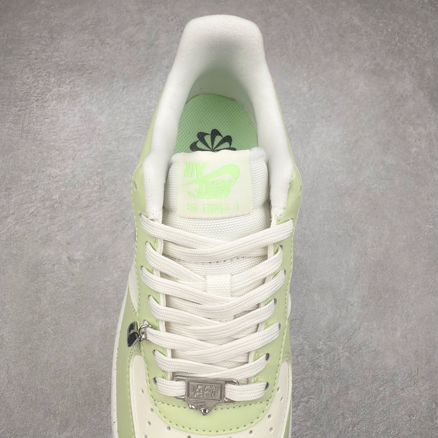 图片[5]-＃XT纯原 NK Air Force 1´07 Low 空军一号低帮百搭休闲运动板鞋 FN8540-100 顶级批次 2022全新楦头鞋型 鱼鳞大底 历时开发三个月 清洁度完美 二维码鞋标 内置芯片及solo气垫 大底高度及其弧度依照正品 钢印 logo刺绣 鞋口弧度 鞋头长度 鞋面冲孔 鞋垫背胶及钢印 完美鞋型对比正品 每一处都是细节满满 柔软、弹性十足的缓震性能和出色的中底设计 横跨复古与现代的外型结合 造就出风靡全球 三十多年的Force 1 直到今天还深受青睐 实拍调校N版已经零色差零失真 百分百还原实物色彩所见即所得 不存在货不对板色差等低级问题 选购参考实物拍摄 不混卖不参货 只用心做好货严格选品 承诺混一赔十 尺码：36 36.5 37.5 38 38.5 39 40 40.5 41 42 42.5 43 44 44.5 45-选品中心