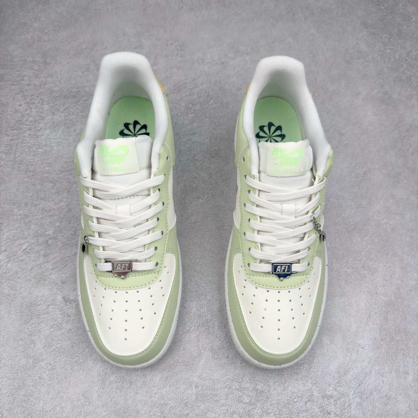 图片[2]-＃XT纯原 NK Air Force 1´07 Low 空军一号低帮百搭休闲运动板鞋 FN8540-100 顶级批次 2022全新楦头鞋型 鱼鳞大底 历时开发三个月 清洁度完美 二维码鞋标 内置芯片及solo气垫 大底高度及其弧度依照正品 钢印 logo刺绣 鞋口弧度 鞋头长度 鞋面冲孔 鞋垫背胶及钢印 完美鞋型对比正品 每一处都是细节满满 柔软、弹性十足的缓震性能和出色的中底设计 横跨复古与现代的外型结合 造就出风靡全球 三十多年的Force 1 直到今天还深受青睐 实拍调校N版已经零色差零失真 百分百还原实物色彩所见即所得 不存在货不对板色差等低级问题 选购参考实物拍摄 不混卖不参货 只用心做好货严格选品 承诺混一赔十 尺码：36 36.5 37.5 38 38.5 39 40 40.5 41 42 42.5 43 44 44.5 45-选品中心