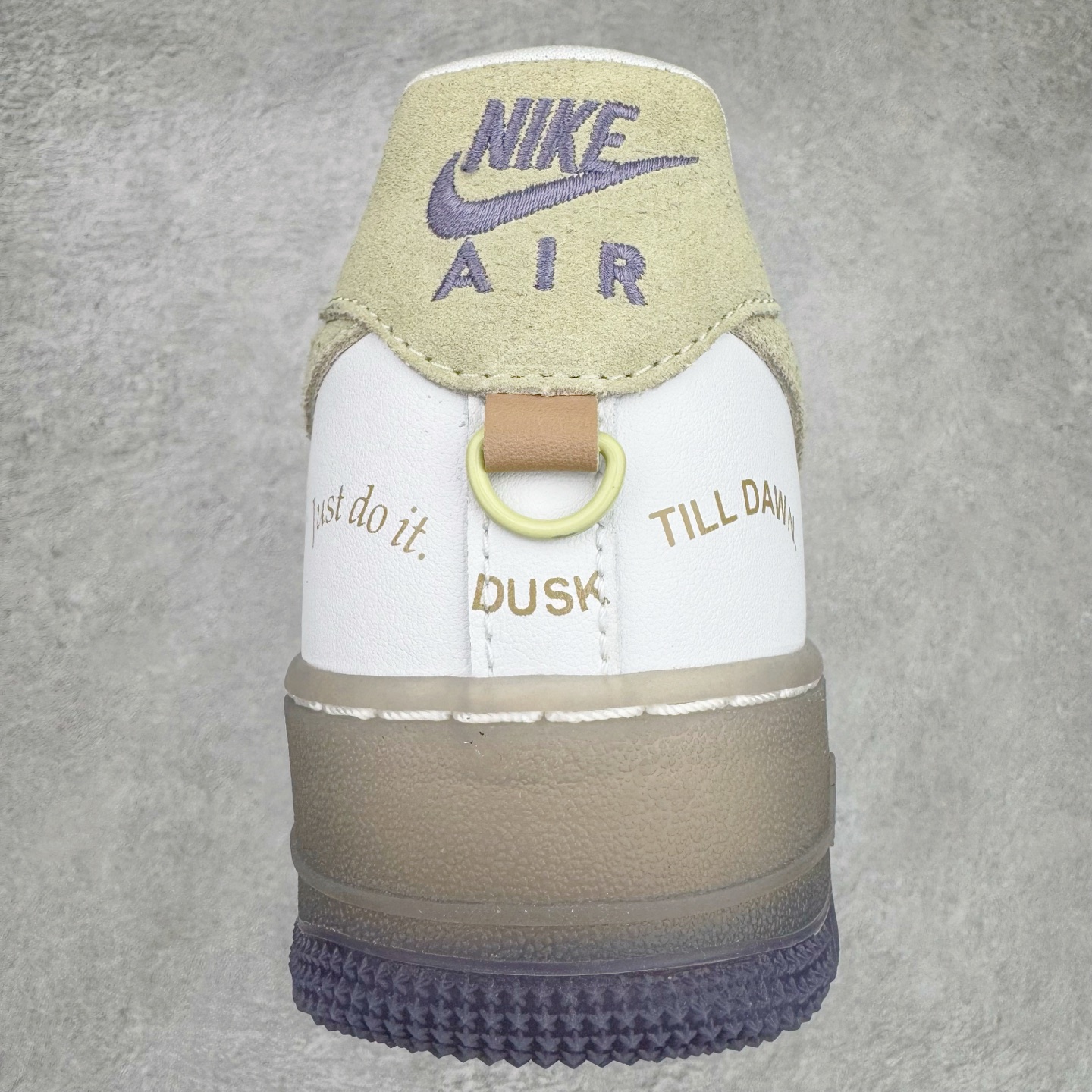 图片[8]-＃XT纯原 NK Air Force 1´07 Low 空军一号低帮百搭休闲运动板鞋 HJ9291-478 顶级批次 2022全新楦头鞋型 鱼鳞大底 历时开发三个月 清洁度完美 二维码鞋标 内置芯片及solo气垫 大底高度及其弧度依照正品 钢印 logo刺绣 鞋口弧度 鞋头长度 鞋面冲孔 鞋垫背胶及钢印 完美鞋型对比正品 每一处都是细节满满 柔软、弹性十足的缓震性能和出色的中底设计 横跨复古与现代的外型结合 造就出风靡全球 三十多年的Force 1 直到今天还深受青睐 实拍调校N版已经零色差零失真 百分百还原实物色彩所见即所得 不存在货不对板色差等低级问题 选购参考实物拍摄 不混卖不参货 只用心做好货严格选品 承诺混一赔十 尺码：36 36.5 37.5 38 38.5 39 40 40.5 41 42 42.5 43 44 44.5 45-选品中心