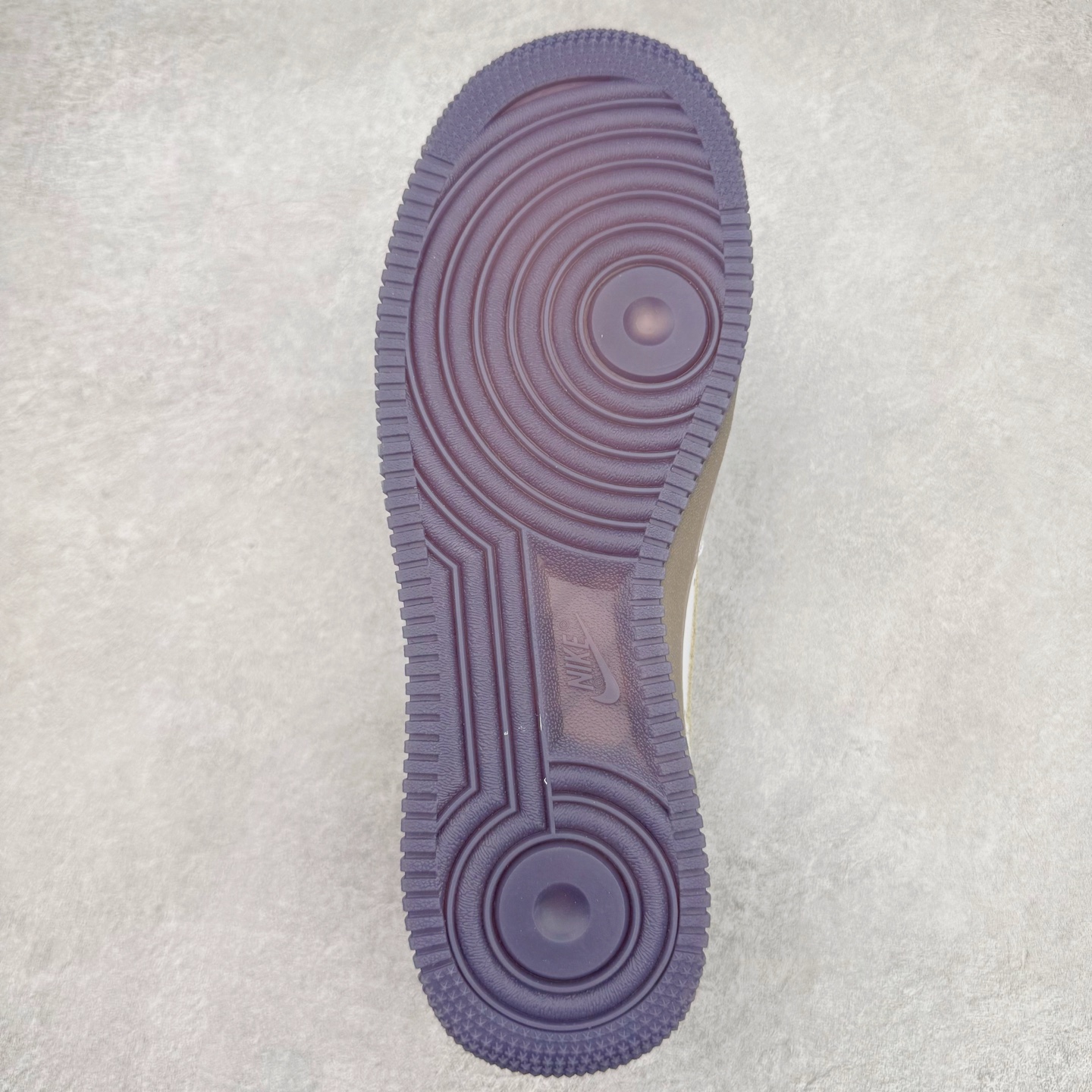 图片[9]-＃XT纯原 NK Air Force 1´07 Low 空军一号低帮百搭休闲运动板鞋 HJ9291-478 顶级批次 2022全新楦头鞋型 鱼鳞大底 历时开发三个月 清洁度完美 二维码鞋标 内置芯片及solo气垫 大底高度及其弧度依照正品 钢印 logo刺绣 鞋口弧度 鞋头长度 鞋面冲孔 鞋垫背胶及钢印 完美鞋型对比正品 每一处都是细节满满 柔软、弹性十足的缓震性能和出色的中底设计 横跨复古与现代的外型结合 造就出风靡全球 三十多年的Force 1 直到今天还深受青睐 实拍调校N版已经零色差零失真 百分百还原实物色彩所见即所得 不存在货不对板色差等低级问题 选购参考实物拍摄 不混卖不参货 只用心做好货严格选品 承诺混一赔十 尺码：36 36.5 37.5 38 38.5 39 40 40.5 41 42 42.5 43 44 44.5 45-选品中心