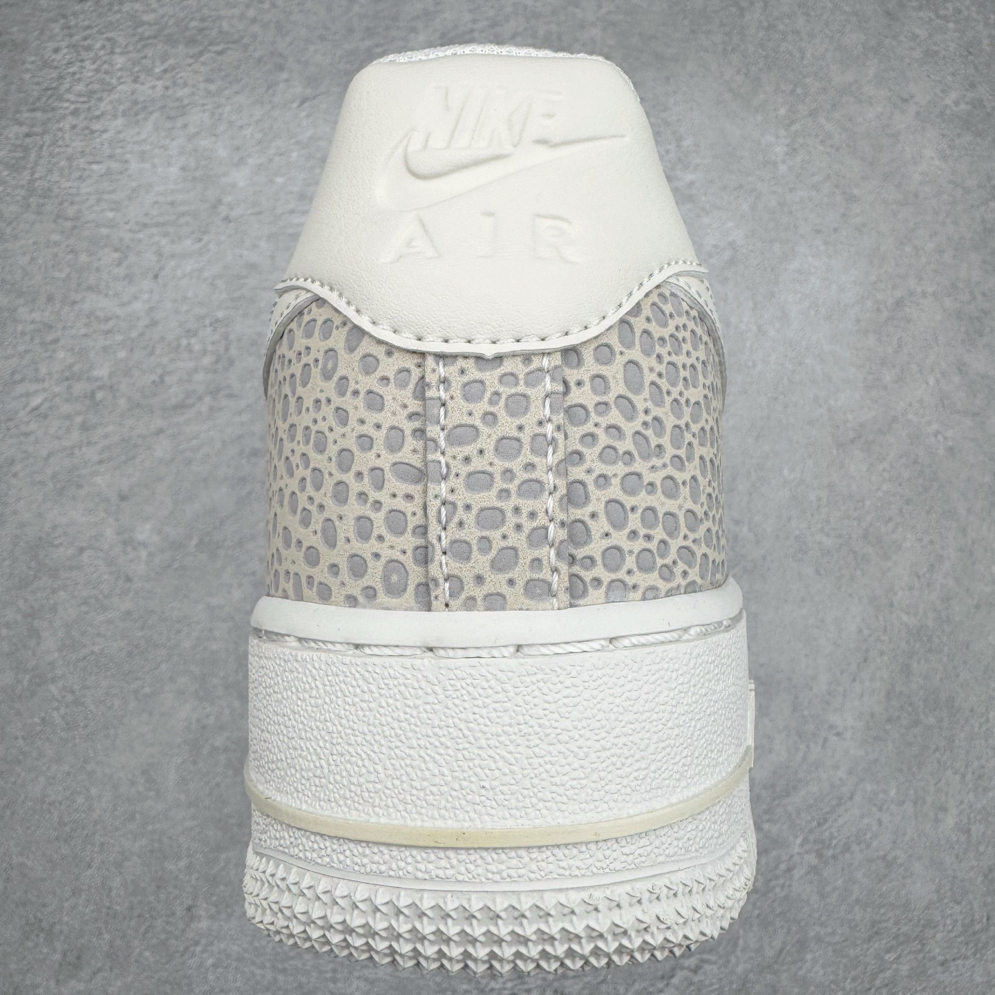 图片[8]-＃XT纯原 NK Air Force 1´07 Low 空军一号低帮百搭休闲运动板鞋 FV6519-001 顶级批次 2022全新楦头鞋型 鱼鳞大底 历时开发三个月 清洁度完美 二维码鞋标 内置芯片及solo气垫 大底高度及其弧度依照正品 钢印 logo刺绣 鞋口弧度 鞋头长度 鞋面冲孔 鞋垫背胶及钢印 完美鞋型对比正品 每一处都是细节满满 柔软、弹性十足的缓震性能和出色的中底设计 横跨复古与现代的外型结合 造就出风靡全球 三十多年的Force 1 直到今天还深受青睐 实拍调校N版已经零色差零失真 百分百还原实物色彩所见即所得 不存在货不对板色差等低级问题 选购参考实物拍摄 不混卖不参货 只用心做好货严格选品 承诺混一赔十 尺码：36 36.5 37.5 38 38.5 39 40 40.5 41 42 42.5 43 44 44.5 45-选品中心