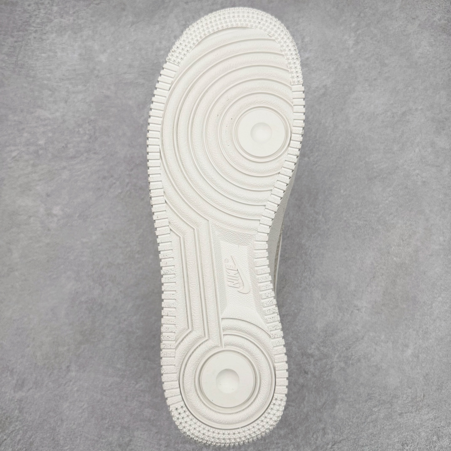 图片[9]-＃XT纯原 NK Air Force 1´07 Low 空军一号低帮百搭休闲运动板鞋 FV6519-001 顶级批次 2022全新楦头鞋型 鱼鳞大底 历时开发三个月 清洁度完美 二维码鞋标 内置芯片及solo气垫 大底高度及其弧度依照正品 钢印 logo刺绣 鞋口弧度 鞋头长度 鞋面冲孔 鞋垫背胶及钢印 完美鞋型对比正品 每一处都是细节满满 柔软、弹性十足的缓震性能和出色的中底设计 横跨复古与现代的外型结合 造就出风靡全球 三十多年的Force 1 直到今天还深受青睐 实拍调校N版已经零色差零失真 百分百还原实物色彩所见即所得 不存在货不对板色差等低级问题 选购参考实物拍摄 不混卖不参货 只用心做好货严格选品 承诺混一赔十 尺码：36 36.5 37.5 38 38.5 39 40 40.5 41 42 42.5 43 44 44.5 45-选品中心