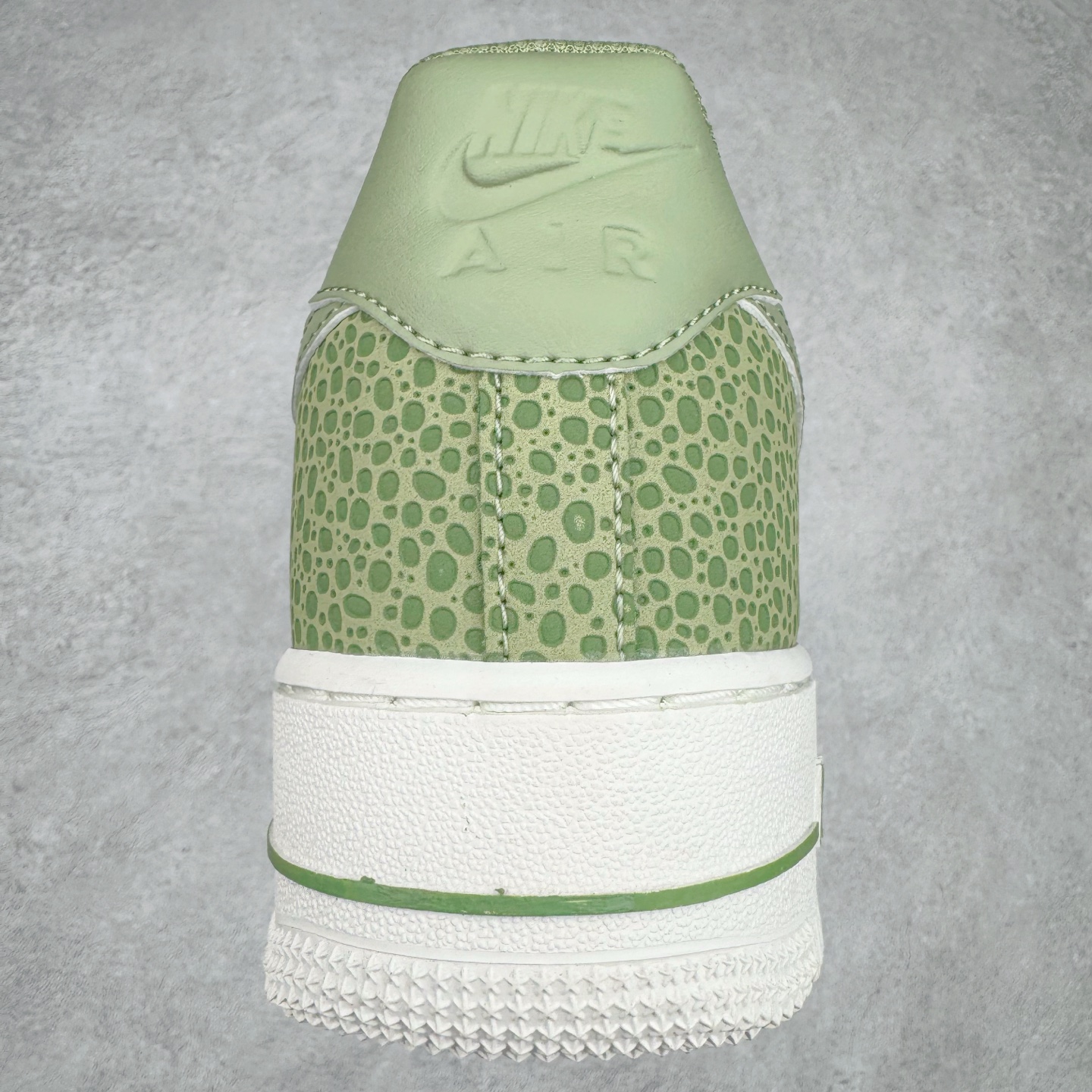 图片[8]-＃XT纯原 NK Air Force 1´07 Low 空军一号低帮百搭休闲运动板鞋 FV6519-200 顶级批次 2022全新楦头鞋型 鱼鳞大底 历时开发三个月 清洁度完美 二维码鞋标 内置芯片及solo气垫 大底高度及其弧度依照正品 钢印 logo刺绣 鞋口弧度 鞋头长度 鞋面冲孔 鞋垫背胶及钢印 完美鞋型对比正品 每一处都是细节满满 柔软、弹性十足的缓震性能和出色的中底设计 横跨复古与现代的外型结合 造就出风靡全球 三十多年的Force 1 直到今天还深受青睐 实拍调校N版已经零色差零失真 百分百还原实物色彩所见即所得 不存在货不对板色差等低级问题 选购参考实物拍摄 不混卖不参货 只用心做好货严格选品 承诺混一赔十 尺码：36 36.5 37.5 38 38.5 39 40 40.5 41 42 42.5 43 44 44.5 45-选品中心