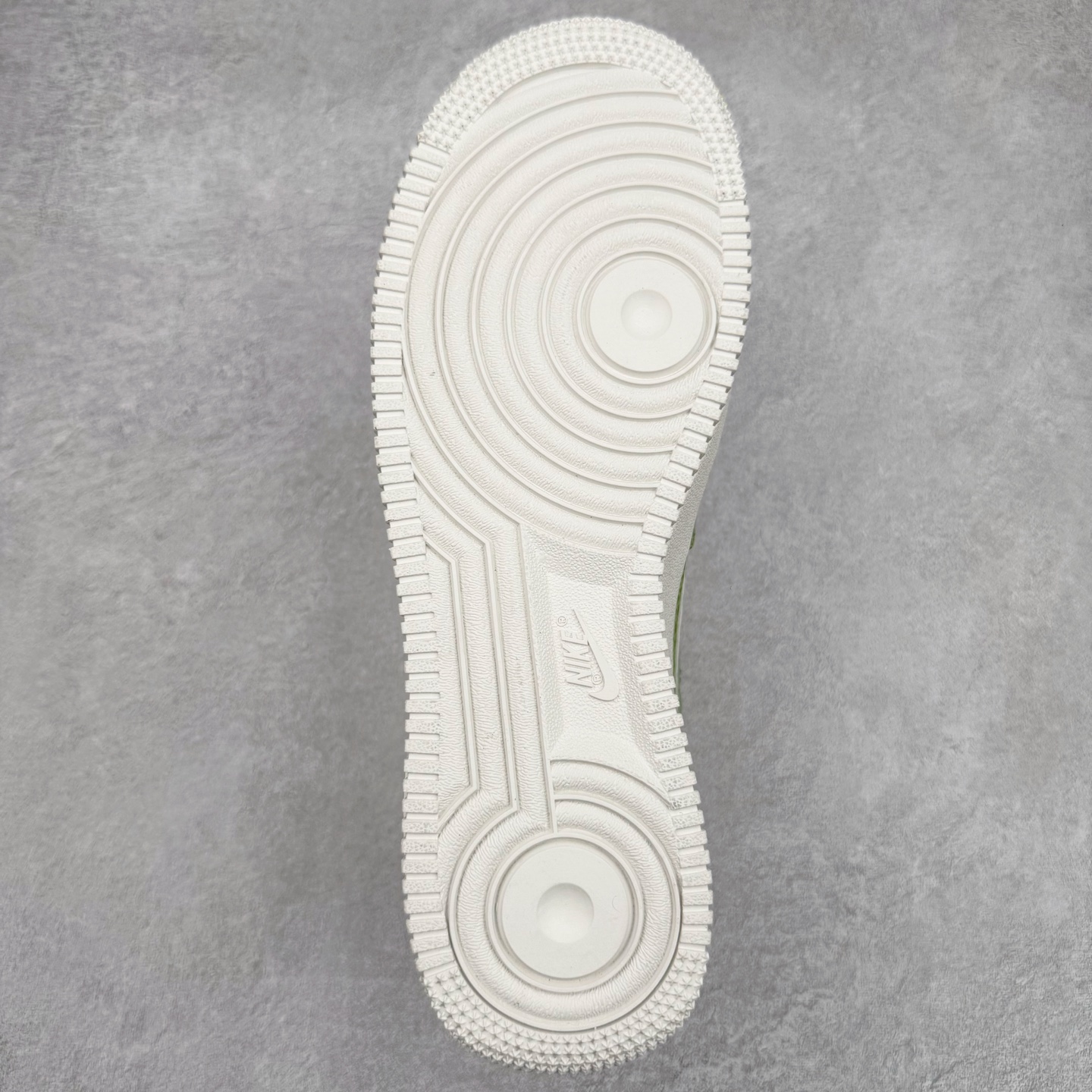 图片[9]-＃XT纯原 NK Air Force 1´07 Low 空军一号低帮百搭休闲运动板鞋 FV6519-200 顶级批次 2022全新楦头鞋型 鱼鳞大底 历时开发三个月 清洁度完美 二维码鞋标 内置芯片及solo气垫 大底高度及其弧度依照正品 钢印 logo刺绣 鞋口弧度 鞋头长度 鞋面冲孔 鞋垫背胶及钢印 完美鞋型对比正品 每一处都是细节满满 柔软、弹性十足的缓震性能和出色的中底设计 横跨复古与现代的外型结合 造就出风靡全球 三十多年的Force 1 直到今天还深受青睐 实拍调校N版已经零色差零失真 百分百还原实物色彩所见即所得 不存在货不对板色差等低级问题 选购参考实物拍摄 不混卖不参货 只用心做好货严格选品 承诺混一赔十 尺码：36 36.5 37.5 38 38.5 39 40 40.5 41 42 42.5 43 44 44.5 45-选品中心