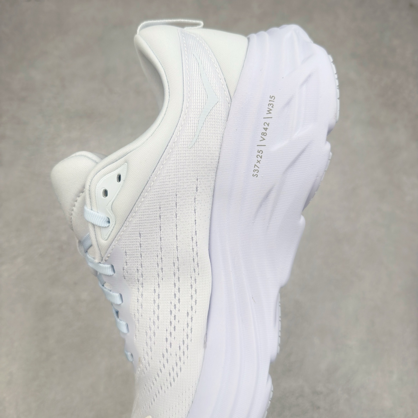 图片[7]-＃HK纯原 HOKA ONE ONE Bondi 8 邦代八代缓震网面耐磨低帮跑步鞋 原始的 Bondi 缓震和线条在这里 提供该特许经营权众所周知的柔软、平衡的乘坐体验 Bondi 使用加长的摇杆微调几何形状 以获得更大的加速度 同时由于采用碳纤维板 还可以提供更平稳的脚趾离地 尺码：36 36.5 37.5 38 38.5 39 40 40.5 41 42 42.5 43 44 44.5 45-选品中心