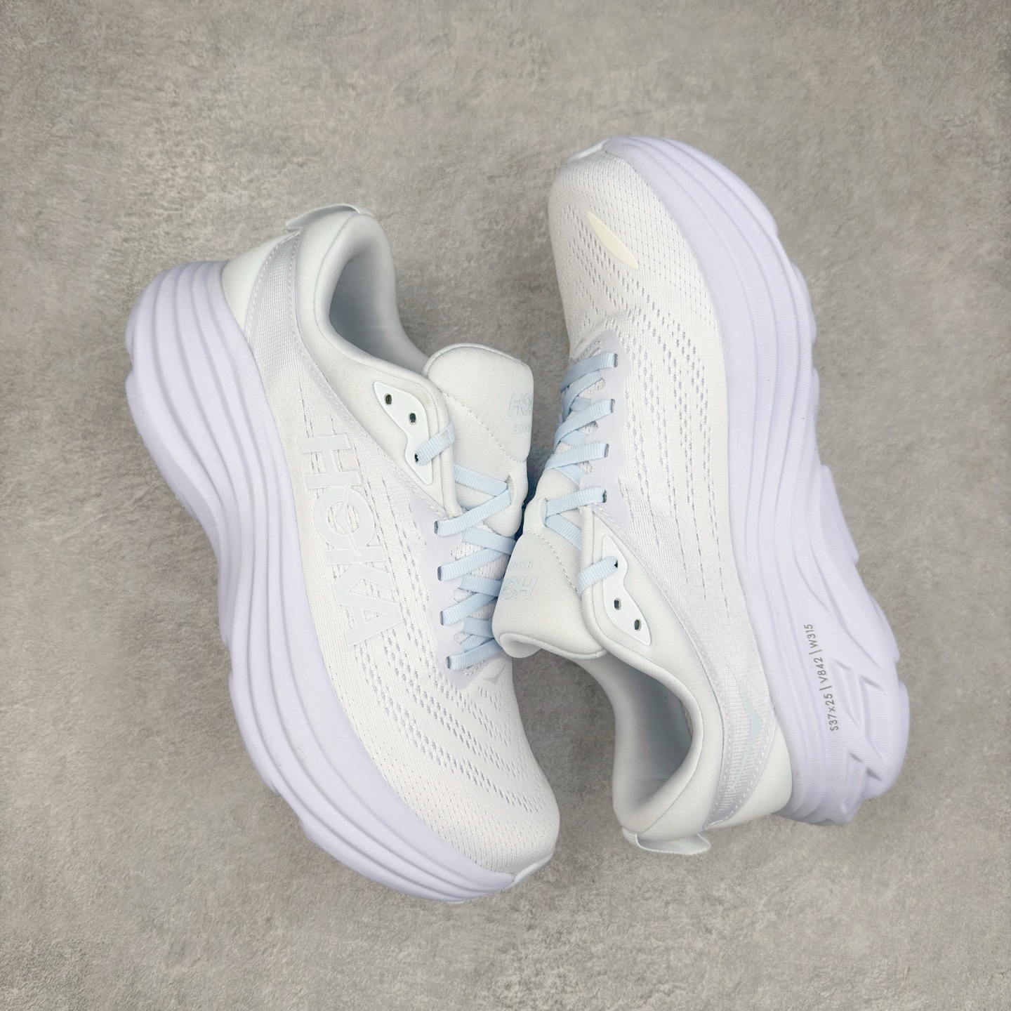 图片[3]-＃HK纯原 HOKA ONE ONE Bondi 8 邦代八代缓震网面耐磨低帮跑步鞋 原始的 Bondi 缓震和线条在这里 提供该特许经营权众所周知的柔软、平衡的乘坐体验 Bondi 使用加长的摇杆微调几何形状 以获得更大的加速度 同时由于采用碳纤维板 还可以提供更平稳的脚趾离地 尺码：36 36.5 37.5 38 38.5 39 40 40.5 41 42 42.5 43 44 44.5 45-选品中心