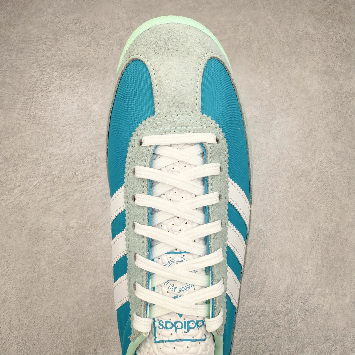 图片[4]-＃HP纯原 AD Wmns SL72 OG 系列德训足球风百搭低帮休闲运动板鞋 JI0199 采用高弹EVA+MODEL+RB三层组合底 区别市面RB一体大底 三层组合鞋底重量与原鞋一致 Originals 将有「T 头鞋」造型的诞生于 1972 年的 SL72 鞋款复刻带回 各位买鞋又有新选择了 1972 年 SL72 问世后 引领了后来阿迪达斯的跑鞋发展方向 其中「SL」代表了 Super Light 彰显了产品轻便的特性 1972 年 SL72 问世后 引领了后来阿迪达斯的跑鞋发展方向 其中「SL」代表了 Super Light 彰显了产品轻便的特性 这次 Originals 延续其轻质经典的基因 带来男女两款 SL72 男生款带来 SL72 RS 鞋型 RS 意为 Reshaped（重塑）鞋款在保留了经典的外观基础上 在尼龙材质里增加了填充物 使鞋型更加挺立和饱满 鞋头则更加圆润 鞋底的 EVA 材质则增加了鞋款的高度 女生款则带来 SL72 OG W 鞋型 OG 顾名思义则是致敬经典款式 相较于 RS（Reshaped）鞋款 鞋身更加纤细 其整体鞋身轮廓、线条、细节、材质上尊崇 70 年代 SL72 的设计 还原经典味道 尺码：36 36⅔ 37⅓ 38 38⅔ 39⅓ 40 40⅔ 41⅓ 42 42⅔ 43⅓ 44 44⅔ 45-选品中心