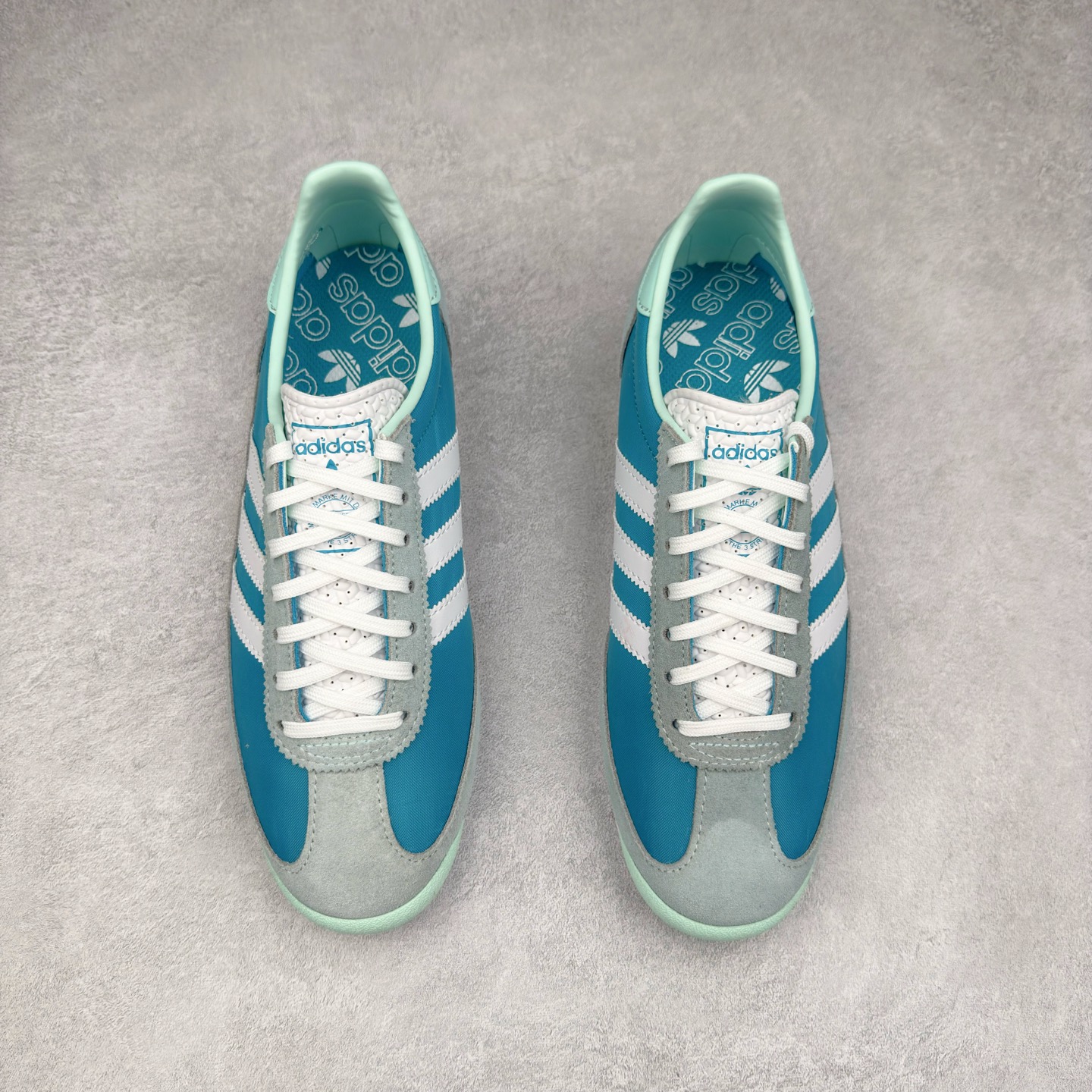 图片[2]-＃HP纯原 AD Wmns SL72 OG 系列德训足球风百搭低帮休闲运动板鞋 JI0199 采用高弹EVA+MODEL+RB三层组合底 区别市面RB一体大底 三层组合鞋底重量与原鞋一致 Originals 将有「T 头鞋」造型的诞生于 1972 年的 SL72 鞋款复刻带回 各位买鞋又有新选择了 1972 年 SL72 问世后 引领了后来阿迪达斯的跑鞋发展方向 其中「SL」代表了 Super Light 彰显了产品轻便的特性 1972 年 SL72 问世后 引领了后来阿迪达斯的跑鞋发展方向 其中「SL」代表了 Super Light 彰显了产品轻便的特性 这次 Originals 延续其轻质经典的基因 带来男女两款 SL72 男生款带来 SL72 RS 鞋型 RS 意为 Reshaped（重塑）鞋款在保留了经典的外观基础上 在尼龙材质里增加了填充物 使鞋型更加挺立和饱满 鞋头则更加圆润 鞋底的 EVA 材质则增加了鞋款的高度 女生款则带来 SL72 OG W 鞋型 OG 顾名思义则是致敬经典款式 相较于 RS（Reshaped）鞋款 鞋身更加纤细 其整体鞋身轮廓、线条、细节、材质上尊崇 70 年代 SL72 的设计 还原经典味道 尺码：36 36⅔ 37⅓ 38 38⅔ 39⅓ 40 40⅔ 41⅓ 42 42⅔ 43⅓ 44 44⅔ 45-选品中心