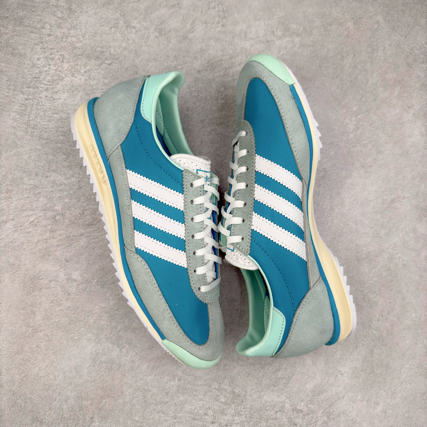 图片[3]-＃HP纯原 AD Wmns SL72 OG 系列德训足球风百搭低帮休闲运动板鞋 JI0199 采用高弹EVA+MODEL+RB三层组合底 区别市面RB一体大底 三层组合鞋底重量与原鞋一致 Originals 将有「T 头鞋」造型的诞生于 1972 年的 SL72 鞋款复刻带回 各位买鞋又有新选择了 1972 年 SL72 问世后 引领了后来阿迪达斯的跑鞋发展方向 其中「SL」代表了 Super Light 彰显了产品轻便的特性 1972 年 SL72 问世后 引领了后来阿迪达斯的跑鞋发展方向 其中「SL」代表了 Super Light 彰显了产品轻便的特性 这次 Originals 延续其轻质经典的基因 带来男女两款 SL72 男生款带来 SL72 RS 鞋型 RS 意为 Reshaped（重塑）鞋款在保留了经典的外观基础上 在尼龙材质里增加了填充物 使鞋型更加挺立和饱满 鞋头则更加圆润 鞋底的 EVA 材质则增加了鞋款的高度 女生款则带来 SL72 OG W 鞋型 OG 顾名思义则是致敬经典款式 相较于 RS（Reshaped）鞋款 鞋身更加纤细 其整体鞋身轮廓、线条、细节、材质上尊崇 70 年代 SL72 的设计 还原经典味道 尺码：36 36⅔ 37⅓ 38 38⅔ 39⅓ 40 40⅔ 41⅓ 42 42⅔ 43⅓ 44 44⅔ 45-选品中心