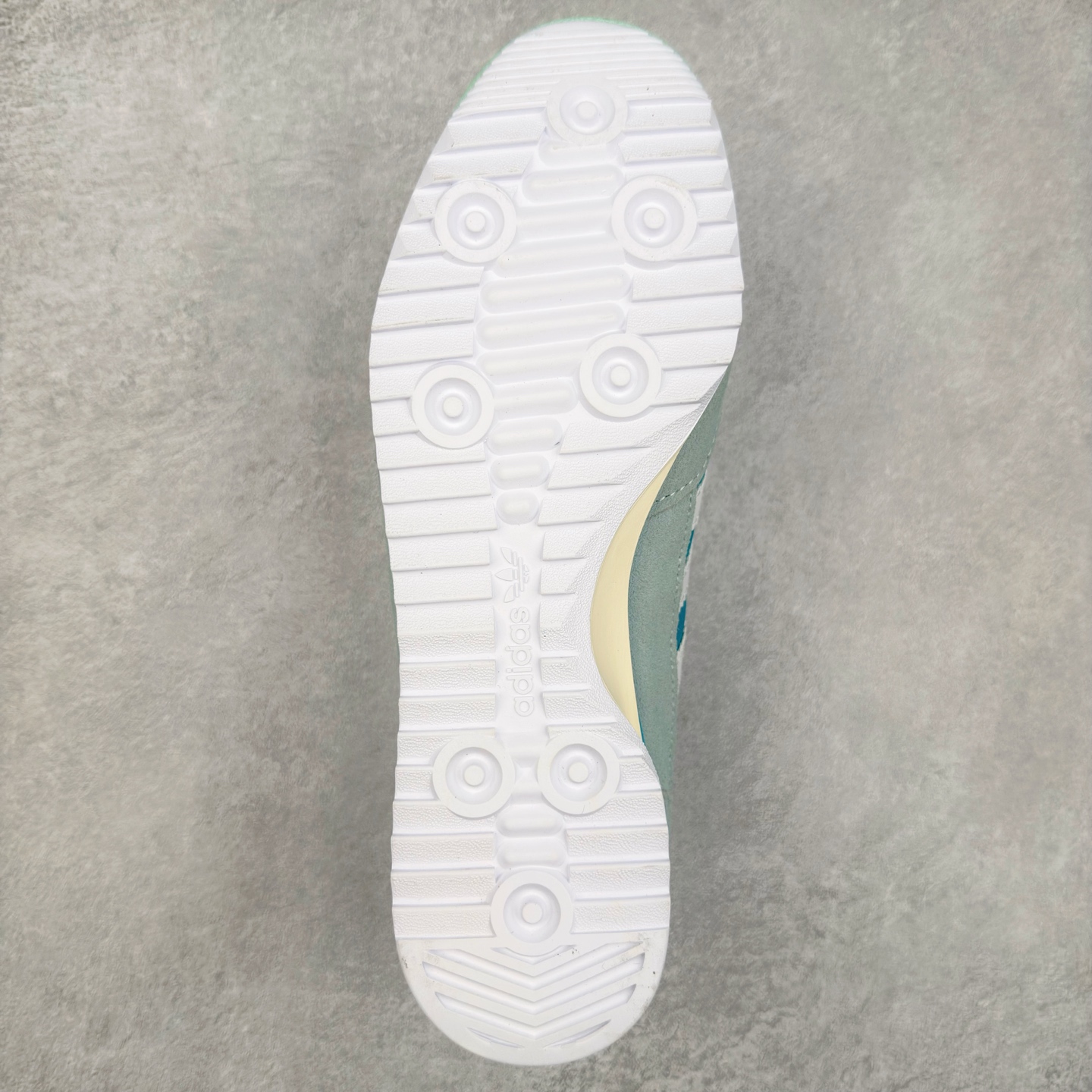 图片[9]-＃HP纯原 AD Wmns SL72 OG 系列德训足球风百搭低帮休闲运动板鞋 JI0199 采用高弹EVA+MODEL+RB三层组合底 区别市面RB一体大底 三层组合鞋底重量与原鞋一致 Originals 将有「T 头鞋」造型的诞生于 1972 年的 SL72 鞋款复刻带回 各位买鞋又有新选择了 1972 年 SL72 问世后 引领了后来阿迪达斯的跑鞋发展方向 其中「SL」代表了 Super Light 彰显了产品轻便的特性 1972 年 SL72 问世后 引领了后来阿迪达斯的跑鞋发展方向 其中「SL」代表了 Super Light 彰显了产品轻便的特性 这次 Originals 延续其轻质经典的基因 带来男女两款 SL72 男生款带来 SL72 RS 鞋型 RS 意为 Reshaped（重塑）鞋款在保留了经典的外观基础上 在尼龙材质里增加了填充物 使鞋型更加挺立和饱满 鞋头则更加圆润 鞋底的 EVA 材质则增加了鞋款的高度 女生款则带来 SL72 OG W 鞋型 OG 顾名思义则是致敬经典款式 相较于 RS（Reshaped）鞋款 鞋身更加纤细 其整体鞋身轮廓、线条、细节、材质上尊崇 70 年代 SL72 的设计 还原经典味道 尺码：36 36⅔ 37⅓ 38 38⅔ 39⅓ 40 40⅔ 41⅓ 42 42⅔ 43⅓ 44 44⅔ 45-选品中心