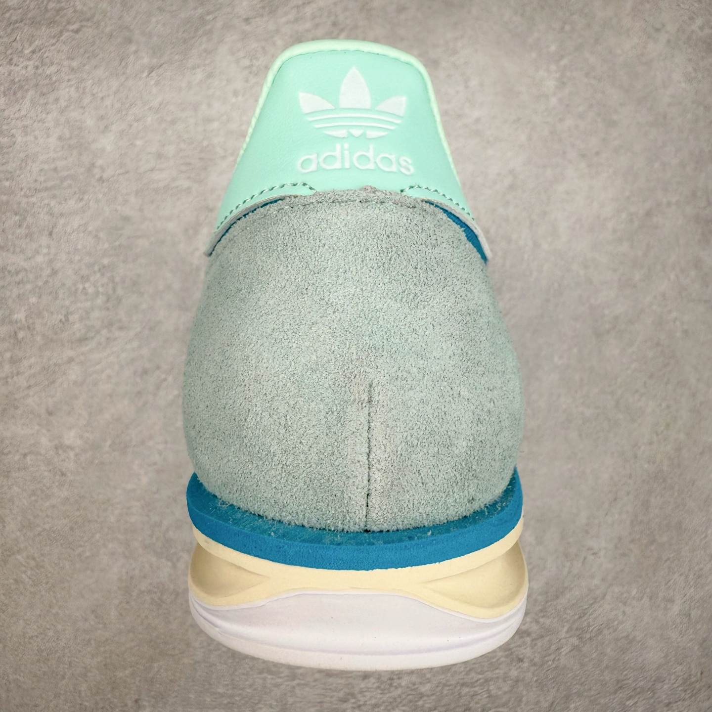 图片[8]-＃HP纯原 AD Wmns SL72 OG 系列德训足球风百搭低帮休闲运动板鞋 JI0199 采用高弹EVA+MODEL+RB三层组合底 区别市面RB一体大底 三层组合鞋底重量与原鞋一致 Originals 将有「T 头鞋」造型的诞生于 1972 年的 SL72 鞋款复刻带回 各位买鞋又有新选择了 1972 年 SL72 问世后 引领了后来阿迪达斯的跑鞋发展方向 其中「SL」代表了 Super Light 彰显了产品轻便的特性 1972 年 SL72 问世后 引领了后来阿迪达斯的跑鞋发展方向 其中「SL」代表了 Super Light 彰显了产品轻便的特性 这次 Originals 延续其轻质经典的基因 带来男女两款 SL72 男生款带来 SL72 RS 鞋型 RS 意为 Reshaped（重塑）鞋款在保留了经典的外观基础上 在尼龙材质里增加了填充物 使鞋型更加挺立和饱满 鞋头则更加圆润 鞋底的 EVA 材质则增加了鞋款的高度 女生款则带来 SL72 OG W 鞋型 OG 顾名思义则是致敬经典款式 相较于 RS（Reshaped）鞋款 鞋身更加纤细 其整体鞋身轮廓、线条、细节、材质上尊崇 70 年代 SL72 的设计 还原经典味道 尺码：36 36⅔ 37⅓ 38 38⅔ 39⅓ 40 40⅔ 41⅓ 42 42⅔ 43⅓ 44 44⅔ 45-选品中心