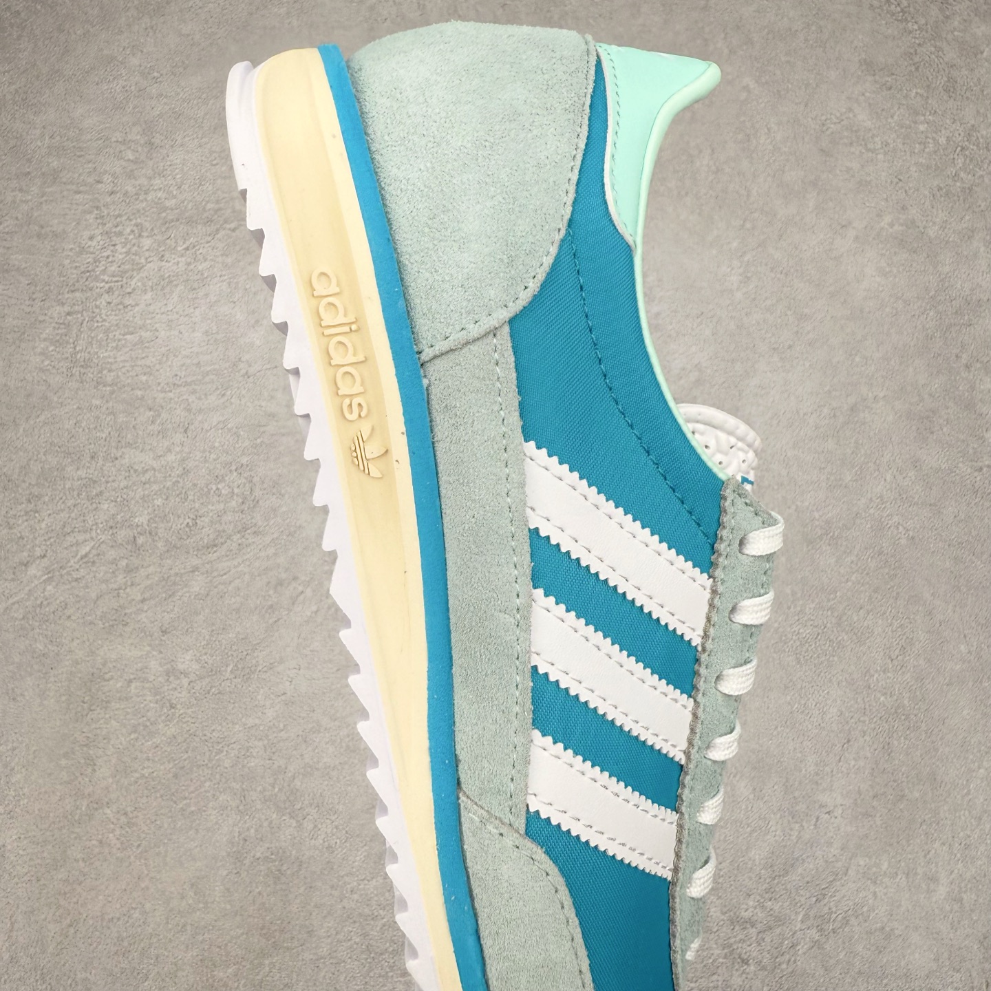 图片[6]-＃HP纯原 AD Wmns SL72 OG 系列德训足球风百搭低帮休闲运动板鞋 JI0199 采用高弹EVA+MODEL+RB三层组合底 区别市面RB一体大底 三层组合鞋底重量与原鞋一致 Originals 将有「T 头鞋」造型的诞生于 1972 年的 SL72 鞋款复刻带回 各位买鞋又有新选择了 1972 年 SL72 问世后 引领了后来阿迪达斯的跑鞋发展方向 其中「SL」代表了 Super Light 彰显了产品轻便的特性 1972 年 SL72 问世后 引领了后来阿迪达斯的跑鞋发展方向 其中「SL」代表了 Super Light 彰显了产品轻便的特性 这次 Originals 延续其轻质经典的基因 带来男女两款 SL72 男生款带来 SL72 RS 鞋型 RS 意为 Reshaped（重塑）鞋款在保留了经典的外观基础上 在尼龙材质里增加了填充物 使鞋型更加挺立和饱满 鞋头则更加圆润 鞋底的 EVA 材质则增加了鞋款的高度 女生款则带来 SL72 OG W 鞋型 OG 顾名思义则是致敬经典款式 相较于 RS（Reshaped）鞋款 鞋身更加纤细 其整体鞋身轮廓、线条、细节、材质上尊崇 70 年代 SL72 的设计 还原经典味道 尺码：36 36⅔ 37⅓ 38 38⅔ 39⅓ 40 40⅔ 41⅓ 42 42⅔ 43⅓ 44 44⅔ 45-选品中心