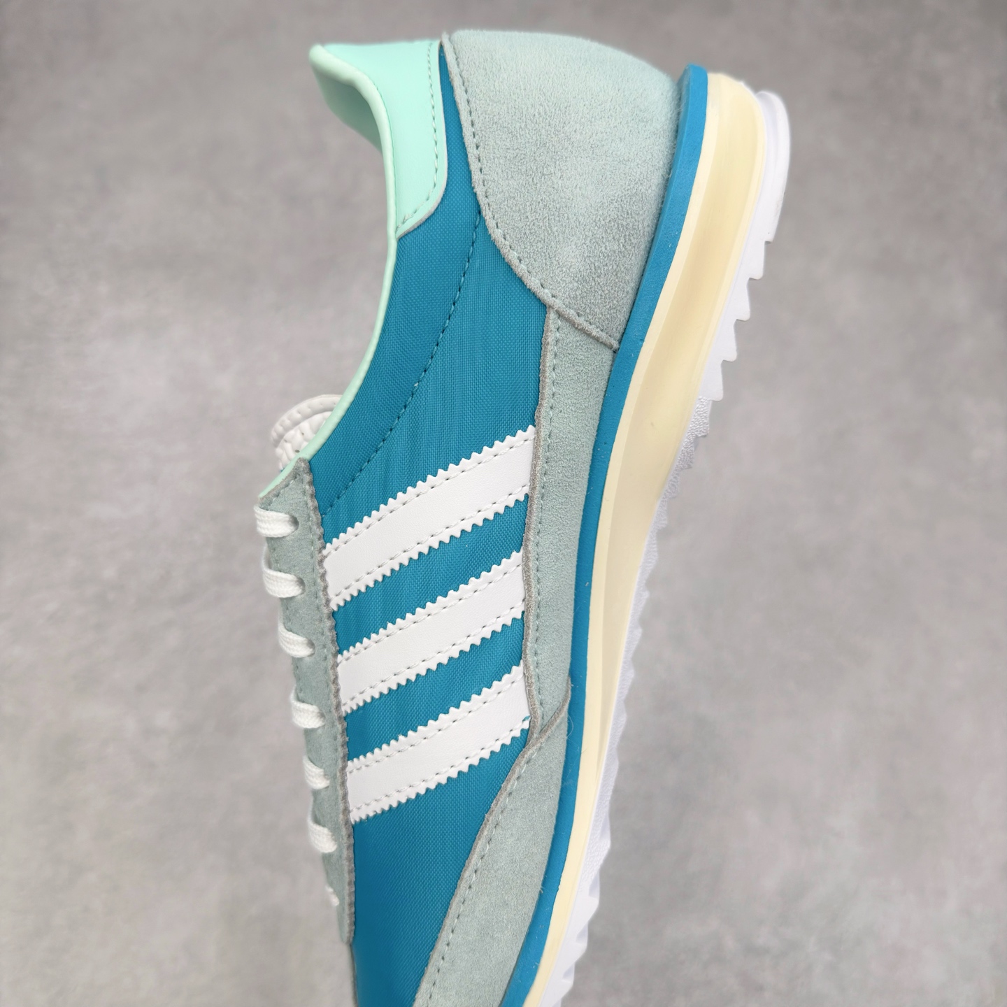 图片[7]-＃HP纯原 AD Wmns SL72 OG 系列德训足球风百搭低帮休闲运动板鞋 JI0199 采用高弹EVA+MODEL+RB三层组合底 区别市面RB一体大底 三层组合鞋底重量与原鞋一致 Originals 将有「T 头鞋」造型的诞生于 1972 年的 SL72 鞋款复刻带回 各位买鞋又有新选择了 1972 年 SL72 问世后 引领了后来阿迪达斯的跑鞋发展方向 其中「SL」代表了 Super Light 彰显了产品轻便的特性 1972 年 SL72 问世后 引领了后来阿迪达斯的跑鞋发展方向 其中「SL」代表了 Super Light 彰显了产品轻便的特性 这次 Originals 延续其轻质经典的基因 带来男女两款 SL72 男生款带来 SL72 RS 鞋型 RS 意为 Reshaped（重塑）鞋款在保留了经典的外观基础上 在尼龙材质里增加了填充物 使鞋型更加挺立和饱满 鞋头则更加圆润 鞋底的 EVA 材质则增加了鞋款的高度 女生款则带来 SL72 OG W 鞋型 OG 顾名思义则是致敬经典款式 相较于 RS（Reshaped）鞋款 鞋身更加纤细 其整体鞋身轮廓、线条、细节、材质上尊崇 70 年代 SL72 的设计 还原经典味道 尺码：36 36⅔ 37⅓ 38 38⅔ 39⅓ 40 40⅔ 41⅓ 42 42⅔ 43⅓ 44 44⅔ 45-选品中心