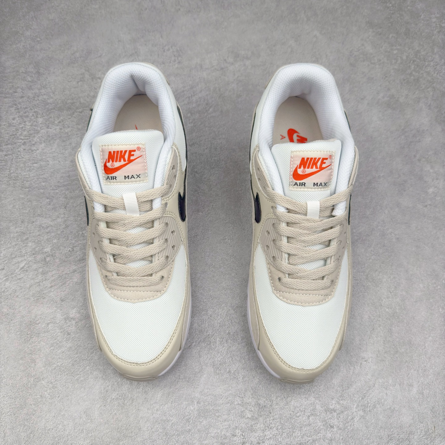 图片[2]-＃MX版 NK Air MAX 90 气垫复古减震跑步鞋 DH4103-100 经典重温 独家陆续补货 外单专供大厂出品 品质稳定 一百余色 终端操作 Air Max 90于1990年推出 来自Air Max系列 在Air Max 1的基础上改进而得 增加了气垫面积 外型上也更为流线 最特別的就是加入了菱纹塑胶嵌板 为Air Max 90增添了许多潮流气息 皮革鞋面 造就出色耐穿性和支撑力 Max Air缓震配置搭配泡棉中底 令Air Max 90轻盈而舒适 华夫格橡胶外底 铸就Air Max 90非凡的抓地力 而Air Max 90不仅是一双跑鞋 它成功跨越了时间的演进 成为了球鞋文化与潮流圈中最熟为人知的鞋款之一 尺码：36 36.5 37.5 38 38.5 39 40 40.5 41 42 42.5 43 44 44.5 45-选品中心