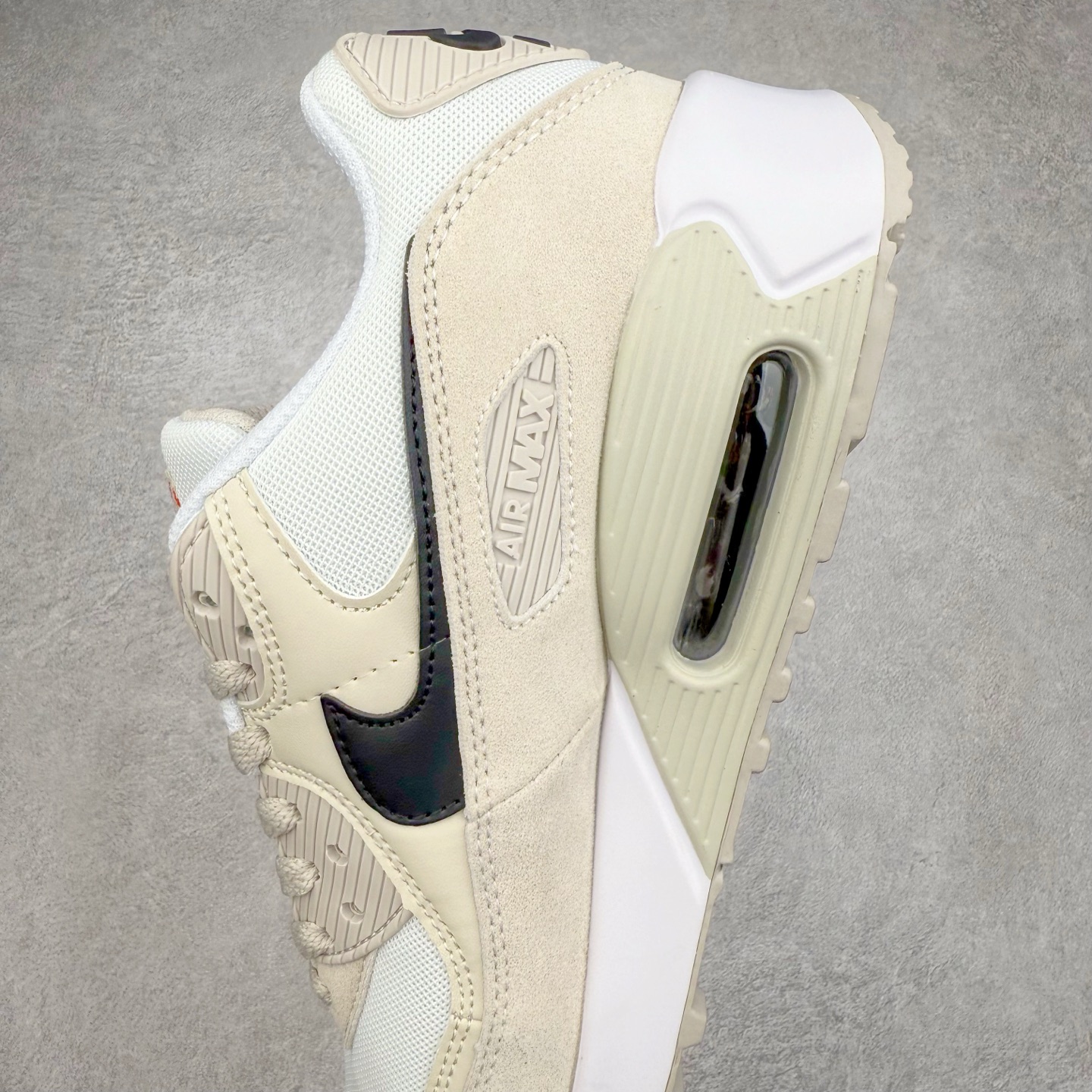 图片[7]-＃MX版 NK Air MAX 90 气垫复古减震跑步鞋 DH4103-100 经典重温 独家陆续补货 外单专供大厂出品 品质稳定 一百余色 终端操作 Air Max 90于1990年推出 来自Air Max系列 在Air Max 1的基础上改进而得 增加了气垫面积 外型上也更为流线 最特別的就是加入了菱纹塑胶嵌板 为Air Max 90增添了许多潮流气息 皮革鞋面 造就出色耐穿性和支撑力 Max Air缓震配置搭配泡棉中底 令Air Max 90轻盈而舒适 华夫格橡胶外底 铸就Air Max 90非凡的抓地力 而Air Max 90不仅是一双跑鞋 它成功跨越了时间的演进 成为了球鞋文化与潮流圈中最熟为人知的鞋款之一 尺码：36 36.5 37.5 38 38.5 39 40 40.5 41 42 42.5 43 44 44.5 45-选品中心