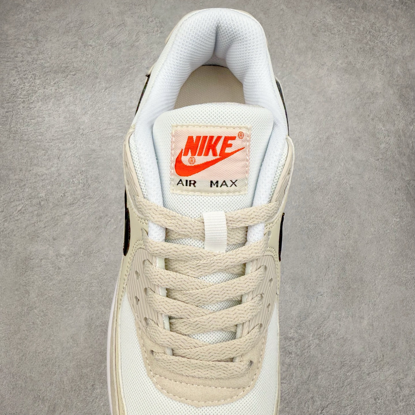 图片[5]-＃MX版 NK Air MAX 90 气垫复古减震跑步鞋 DH4103-100 经典重温 独家陆续补货 外单专供大厂出品 品质稳定 一百余色 终端操作 Air Max 90于1990年推出 来自Air Max系列 在Air Max 1的基础上改进而得 增加了气垫面积 外型上也更为流线 最特別的就是加入了菱纹塑胶嵌板 为Air Max 90增添了许多潮流气息 皮革鞋面 造就出色耐穿性和支撑力 Max Air缓震配置搭配泡棉中底 令Air Max 90轻盈而舒适 华夫格橡胶外底 铸就Air Max 90非凡的抓地力 而Air Max 90不仅是一双跑鞋 它成功跨越了时间的演进 成为了球鞋文化与潮流圈中最熟为人知的鞋款之一 尺码：36 36.5 37.5 38 38.5 39 40 40.5 41 42 42.5 43 44 44.5 45-选品中心