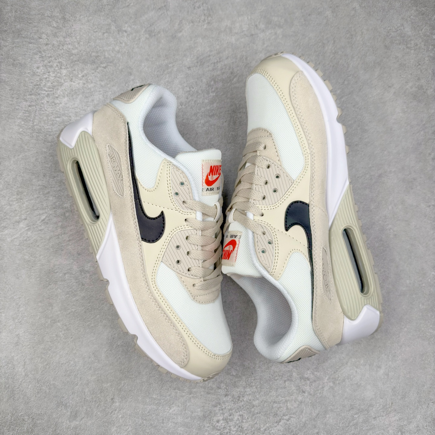 图片[3]-＃MX版 NK Air MAX 90 气垫复古减震跑步鞋 DH4103-100 经典重温 独家陆续补货 外单专供大厂出品 品质稳定 一百余色 终端操作 Air Max 90于1990年推出 来自Air Max系列 在Air Max 1的基础上改进而得 增加了气垫面积 外型上也更为流线 最特別的就是加入了菱纹塑胶嵌板 为Air Max 90增添了许多潮流气息 皮革鞋面 造就出色耐穿性和支撑力 Max Air缓震配置搭配泡棉中底 令Air Max 90轻盈而舒适 华夫格橡胶外底 铸就Air Max 90非凡的抓地力 而Air Max 90不仅是一双跑鞋 它成功跨越了时间的演进 成为了球鞋文化与潮流圈中最熟为人知的鞋款之一 尺码：36 36.5 37.5 38 38.5 39 40 40.5 41 42 42.5 43 44 44.5 45-选品中心