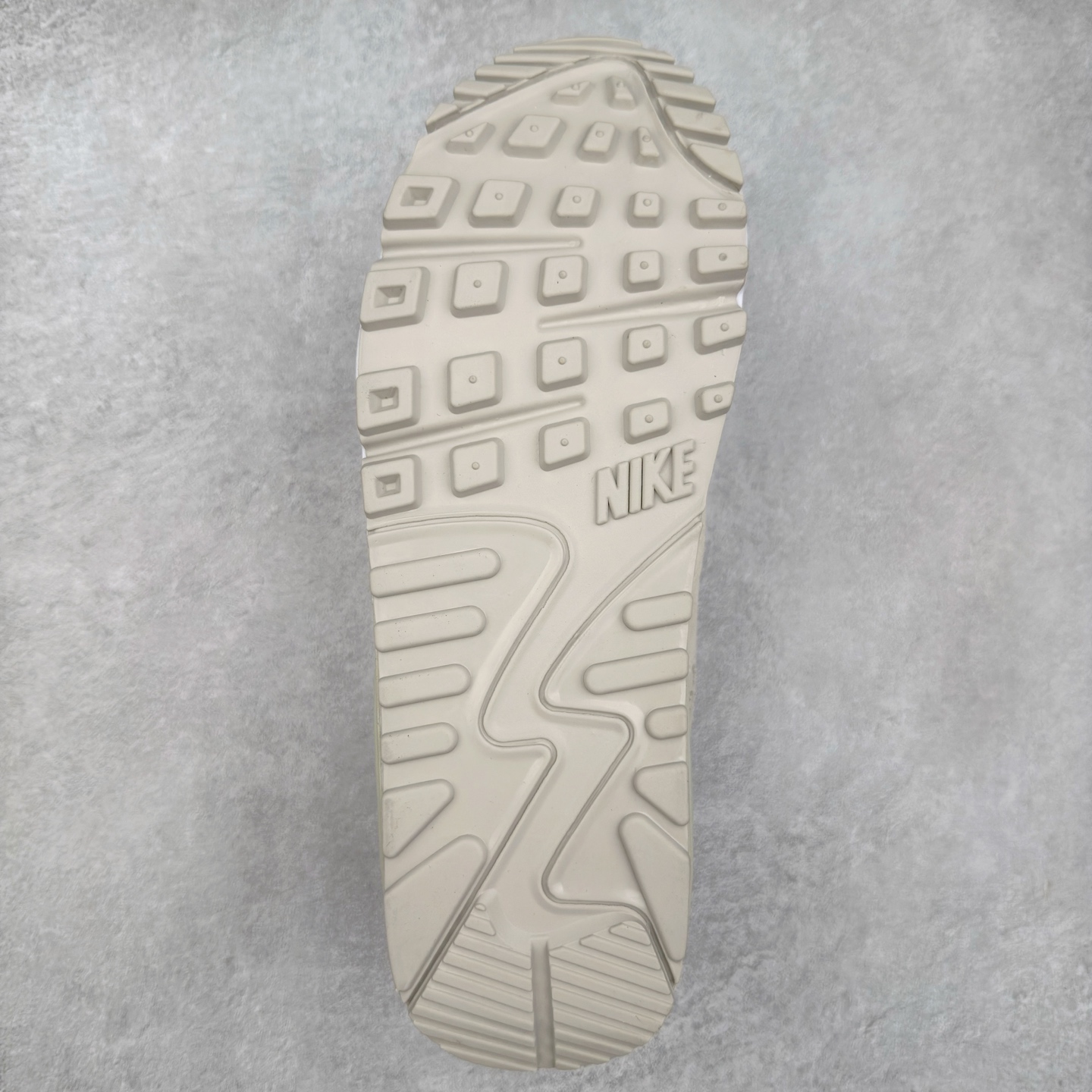 图片[9]-＃MX版 NK Air MAX 90 气垫复古减震跑步鞋 DH4103-100 经典重温 独家陆续补货 外单专供大厂出品 品质稳定 一百余色 终端操作 Air Max 90于1990年推出 来自Air Max系列 在Air Max 1的基础上改进而得 增加了气垫面积 外型上也更为流线 最特別的就是加入了菱纹塑胶嵌板 为Air Max 90增添了许多潮流气息 皮革鞋面 造就出色耐穿性和支撑力 Max Air缓震配置搭配泡棉中底 令Air Max 90轻盈而舒适 华夫格橡胶外底 铸就Air Max 90非凡的抓地力 而Air Max 90不仅是一双跑鞋 它成功跨越了时间的演进 成为了球鞋文化与潮流圈中最熟为人知的鞋款之一 尺码：36 36.5 37.5 38 38.5 39 40 40.5 41 42 42.5 43 44 44.5 45-选品中心