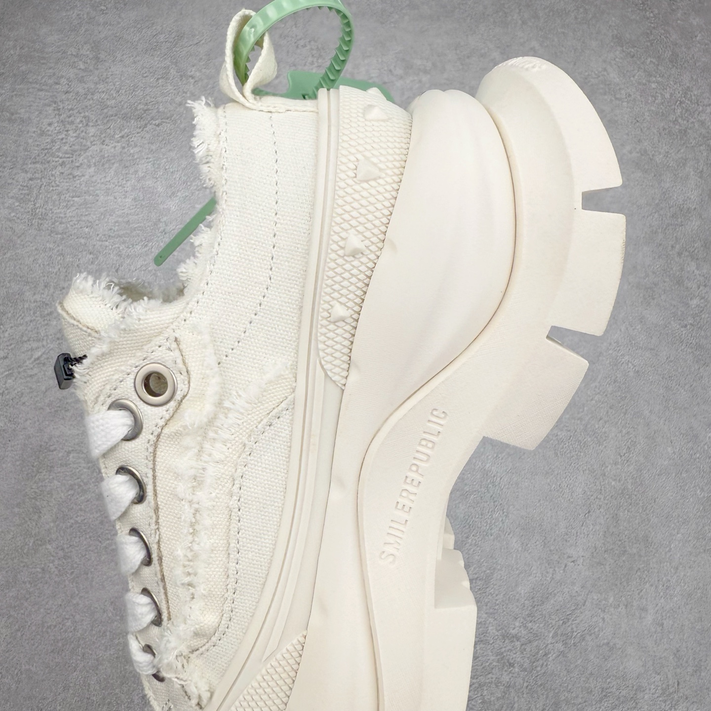 图片[7]-SMILEREPUBLIC 檀健次 老爹鞋2.0系列重磅来袭🔥🔥🔥采用了 水洗布 TPU贴盒大底厚底7cm大底轻盈又增高💯#SMILEREPUBLIC三周年#SMILEQUEEN#开口笑二代#厚底鞋#偏要高调#我的厚米鞋 三个色 黑白 全黑 全白 厚底软得像是自带弹簧，鞋型把整条腿衬得特别秀气，配中筒袜瞬间变身学院少女，，感觉脖子以下全是腿 ✅ 小红书爆款 李昀锐、于文文、大鹏、痞幼、苏醒、刘畊宏老师等～众多明星纷纷上脚👟尺码：35 36 37 38 39 40 41 42 43 44 45-选品中心