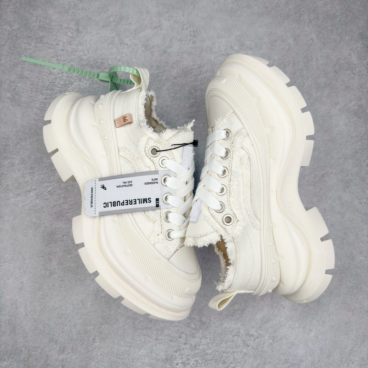 图片[3]-SMILEREPUBLIC 檀健次 老爹鞋2.0系列重磅来袭🔥🔥🔥采用了 水洗布 TPU贴盒大底厚底7cm大底轻盈又增高💯#SMILEREPUBLIC三周年#SMILEQUEEN#开口笑二代#厚底鞋#偏要高调#我的厚米鞋 三个色 黑白 全黑 全白 厚底软得像是自带弹簧，鞋型把整条腿衬得特别秀气，配中筒袜瞬间变身学院少女，，感觉脖子以下全是腿 ✅ 小红书爆款 李昀锐、于文文、大鹏、痞幼、苏醒、刘畊宏老师等～众多明星纷纷上脚👟尺码：35 36 37 38 39 40 41 42 43 44 45-选品中心