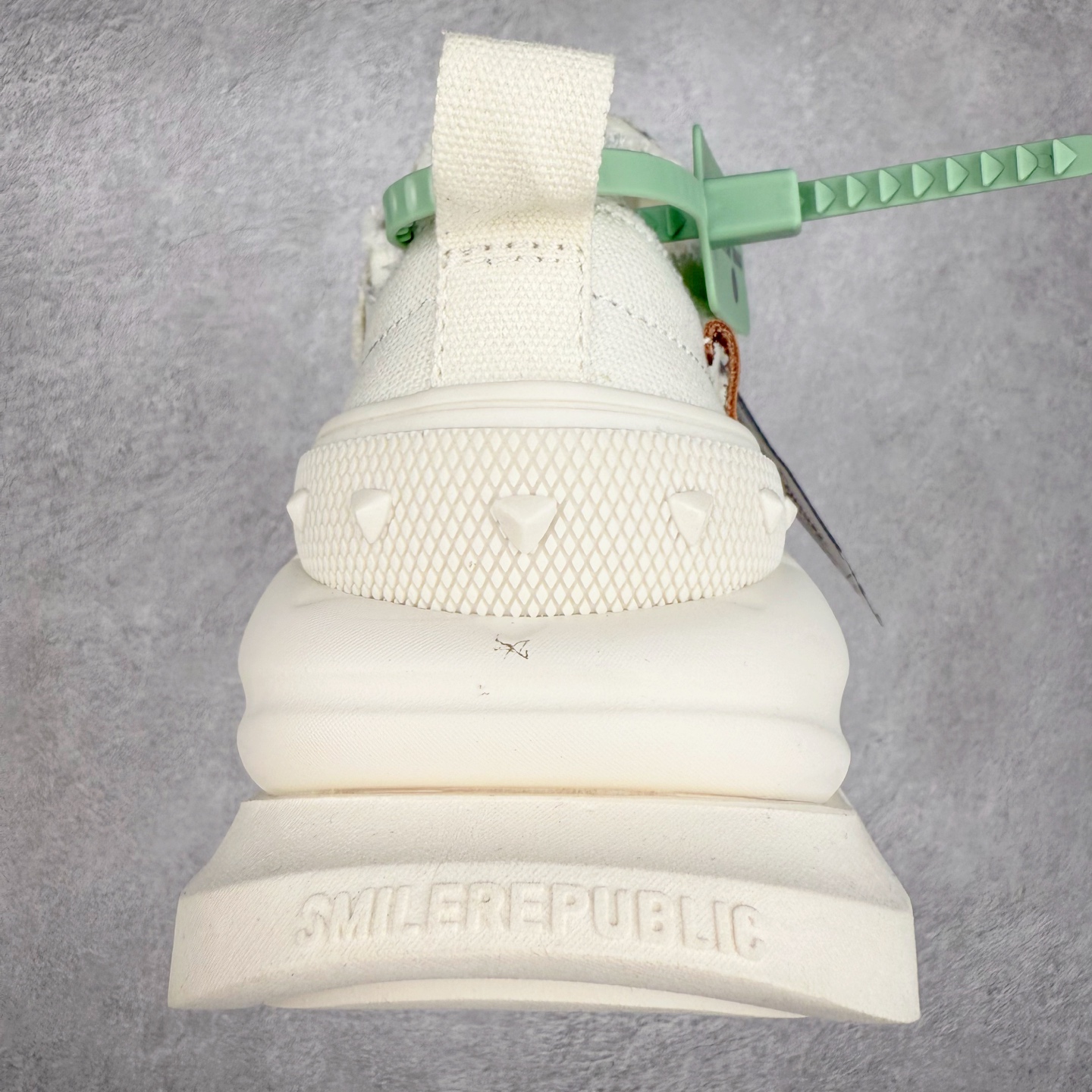 图片[8]-SMILEREPUBLIC 檀健次 老爹鞋2.0系列重磅来袭🔥🔥🔥采用了 水洗布 TPU贴盒大底厚底7cm大底轻盈又增高💯#SMILEREPUBLIC三周年#SMILEQUEEN#开口笑二代#厚底鞋#偏要高调#我的厚米鞋 三个色 黑白 全黑 全白 厚底软得像是自带弹簧，鞋型把整条腿衬得特别秀气，配中筒袜瞬间变身学院少女，，感觉脖子以下全是腿 ✅ 小红书爆款 李昀锐、于文文、大鹏、痞幼、苏醒、刘畊宏老师等～众多明星纷纷上脚👟尺码：35 36 37 38 39 40 41 42 43 44 45-选品中心