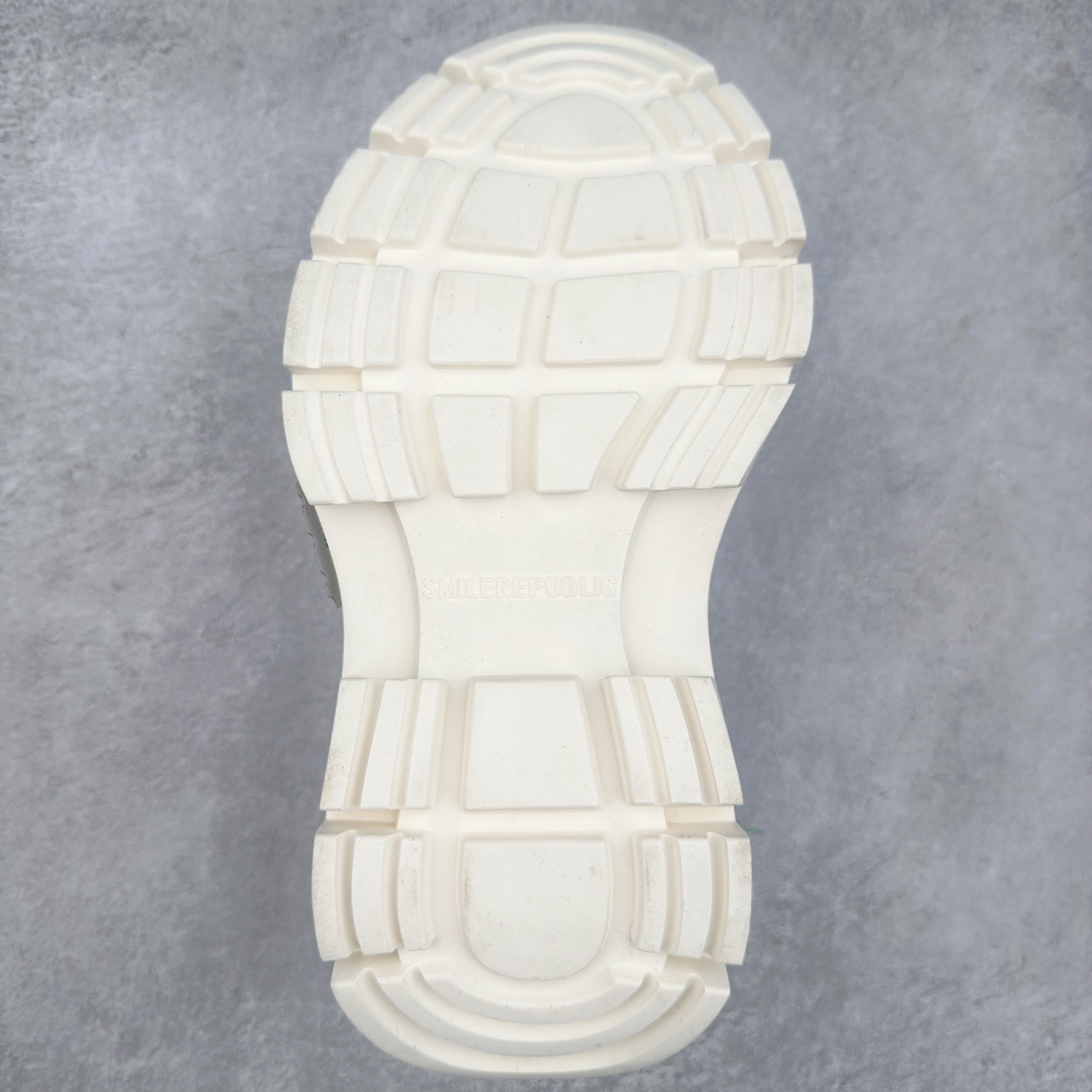 图片[9]-SMILEREPUBLIC 檀健次 老爹鞋2.0系列重磅来袭🔥🔥🔥采用了 水洗布 TPU贴盒大底厚底7cm大底轻盈又增高💯#SMILEREPUBLIC三周年#SMILEQUEEN#开口笑二代#厚底鞋#偏要高调#我的厚米鞋 三个色 黑白 全黑 全白 厚底软得像是自带弹簧，鞋型把整条腿衬得特别秀气，配中筒袜瞬间变身学院少女，，感觉脖子以下全是腿 ✅ 小红书爆款 李昀锐、于文文、大鹏、痞幼、苏醒、刘畊宏老师等～众多明星纷纷上脚👟尺码：35 36 37 38 39 40 41 42 43 44 45-选品中心