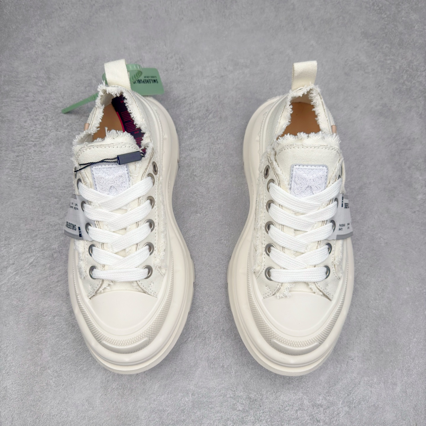 图片[2]-SMILEREPUBLIC 檀健次 老爹鞋2.0系列重磅来袭🔥🔥🔥采用了 水洗布 TPU贴盒大底厚底7cm大底轻盈又增高💯#SMILEREPUBLIC三周年#SMILEQUEEN#开口笑二代#厚底鞋#偏要高调#我的厚米鞋 三个色 黑白 全黑 全白 厚底软得像是自带弹簧，鞋型把整条腿衬得特别秀气，配中筒袜瞬间变身学院少女，，感觉脖子以下全是腿 ✅ 小红书爆款 李昀锐、于文文、大鹏、痞幼、苏醒、刘畊宏老师等～众多明星纷纷上脚👟尺码：35 36 37 38 39 40 41 42 43 44 45-选品中心