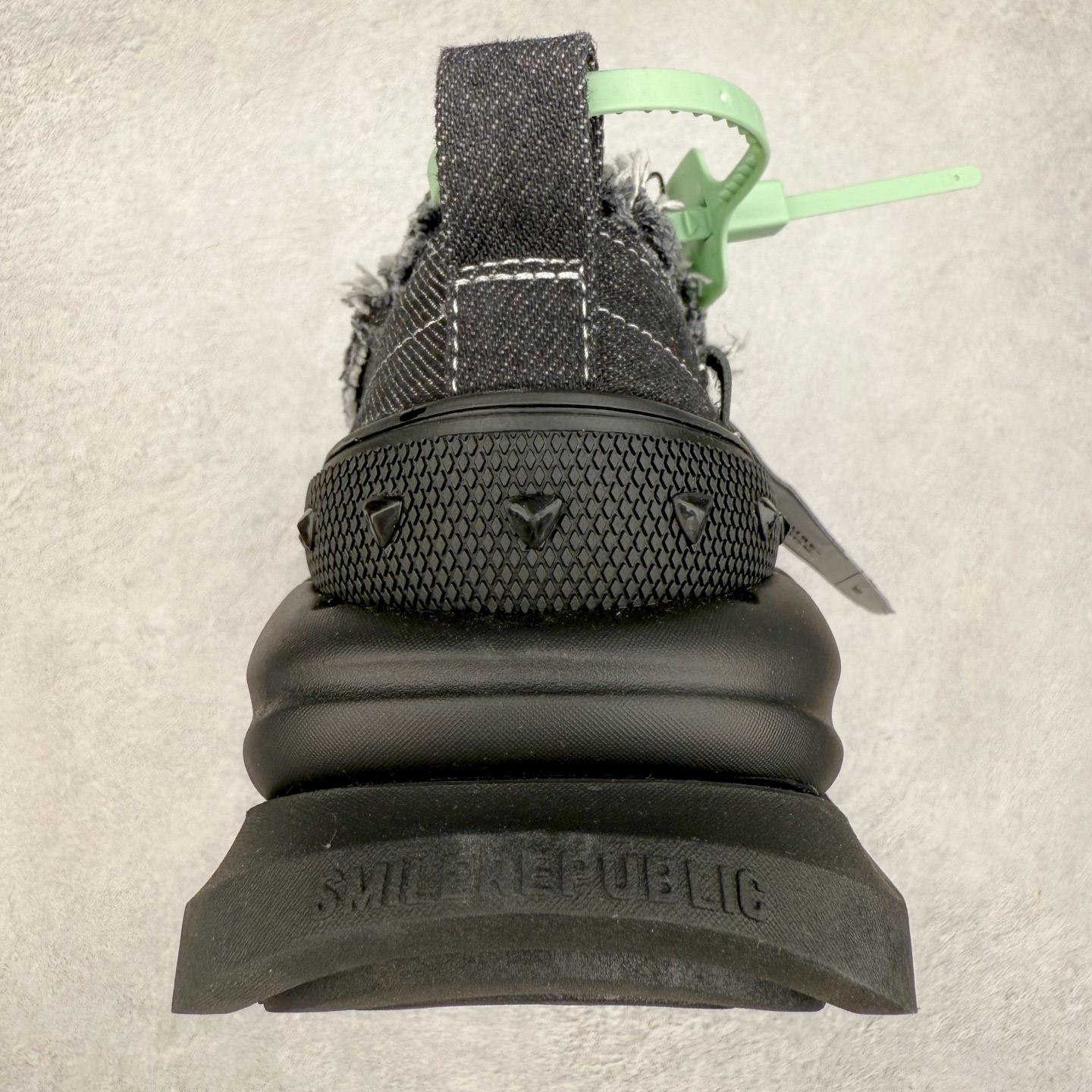 图片[8]-SMILEREPUBLIC 檀健次 老爹鞋2.0系列重磅来袭🔥🔥🔥采用了 水洗布 TPU贴盒大底厚底7cm大底轻盈又增高💯#SMILEREPUBLIC三周年#SMILEQUEEN#开口笑二代#厚底鞋#偏要高调#我的厚米鞋 三个色 黑白 全黑 全白 厚底软得像是自带弹簧，鞋型把整条腿衬得特别秀气，配中筒袜瞬间变身学院少女，，感觉脖子以下全是腿 ✅ 小红书爆款 李昀锐、于文文、大鹏、痞幼、苏醒、刘畊宏老师等～众多明星纷纷上脚👟尺码：35 36 37 38 39 40 41 42 43 44 45-选品中心