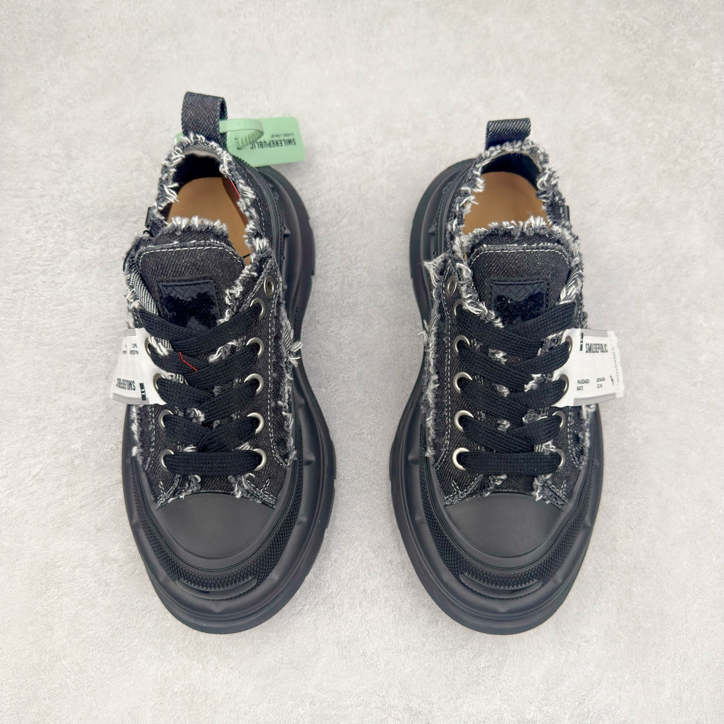 图片[2]-SMILEREPUBLIC 檀健次 老爹鞋2.0系列重磅来袭🔥🔥🔥采用了 水洗布 TPU贴盒大底厚底7cm大底轻盈又增高💯#SMILEREPUBLIC三周年#SMILEQUEEN#开口笑二代#厚底鞋#偏要高调#我的厚米鞋 三个色 黑白 全黑 全白 厚底软得像是自带弹簧，鞋型把整条腿衬得特别秀气，配中筒袜瞬间变身学院少女，，感觉脖子以下全是腿 ✅ 小红书爆款 李昀锐、于文文、大鹏、痞幼、苏醒、刘畊宏老师等～众多明星纷纷上脚👟尺码：35 36 37 38 39 40 41 42 43 44 45-选品中心