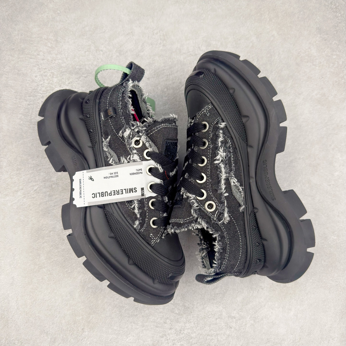 图片[3]-SMILEREPUBLIC 檀健次 老爹鞋2.0系列重磅来袭🔥🔥🔥采用了 水洗布 TPU贴盒大底厚底7cm大底轻盈又增高💯#SMILEREPUBLIC三周年#SMILEQUEEN#开口笑二代#厚底鞋#偏要高调#我的厚米鞋 三个色 黑白 全黑 全白 厚底软得像是自带弹簧，鞋型把整条腿衬得特别秀气，配中筒袜瞬间变身学院少女，，感觉脖子以下全是腿 ✅ 小红书爆款 李昀锐、于文文、大鹏、痞幼、苏醒、刘畊宏老师等～众多明星纷纷上脚👟尺码：35 36 37 38 39 40 41 42 43 44 45-选品中心