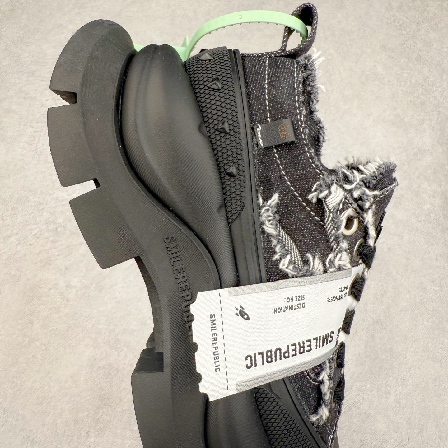 图片[6]-SMILEREPUBLIC 檀健次 老爹鞋2.0系列重磅来袭🔥🔥🔥采用了 水洗布 TPU贴盒大底厚底7cm大底轻盈又增高💯#SMILEREPUBLIC三周年#SMILEQUEEN#开口笑二代#厚底鞋#偏要高调#我的厚米鞋 三个色 黑白 全黑 全白 厚底软得像是自带弹簧，鞋型把整条腿衬得特别秀气，配中筒袜瞬间变身学院少女，，感觉脖子以下全是腿 ✅ 小红书爆款 李昀锐、于文文、大鹏、痞幼、苏醒、刘畊宏老师等～众多明星纷纷上脚👟尺码：35 36 37 38 39 40 41 42 43 44 45-选品中心