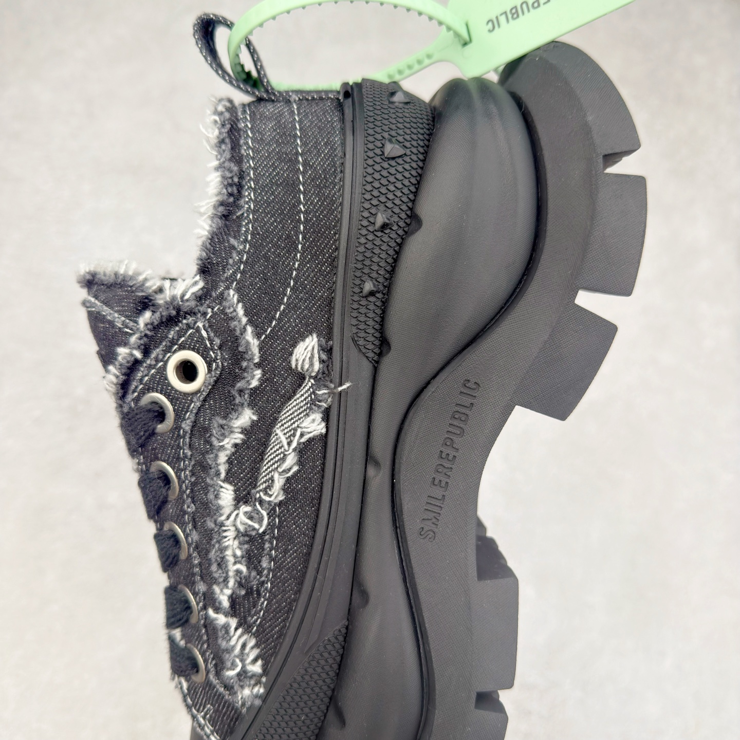 图片[7]-SMILEREPUBLIC 檀健次 老爹鞋2.0系列重磅来袭🔥🔥🔥采用了 水洗布 TPU贴盒大底厚底7cm大底轻盈又增高💯#SMILEREPUBLIC三周年#SMILEQUEEN#开口笑二代#厚底鞋#偏要高调#我的厚米鞋 三个色 黑白 全黑 全白 厚底软得像是自带弹簧，鞋型把整条腿衬得特别秀气，配中筒袜瞬间变身学院少女，，感觉脖子以下全是腿 ✅ 小红书爆款 李昀锐、于文文、大鹏、痞幼、苏醒、刘畊宏老师等～众多明星纷纷上脚👟尺码：35 36 37 38 39 40 41 42 43 44 45-选品中心