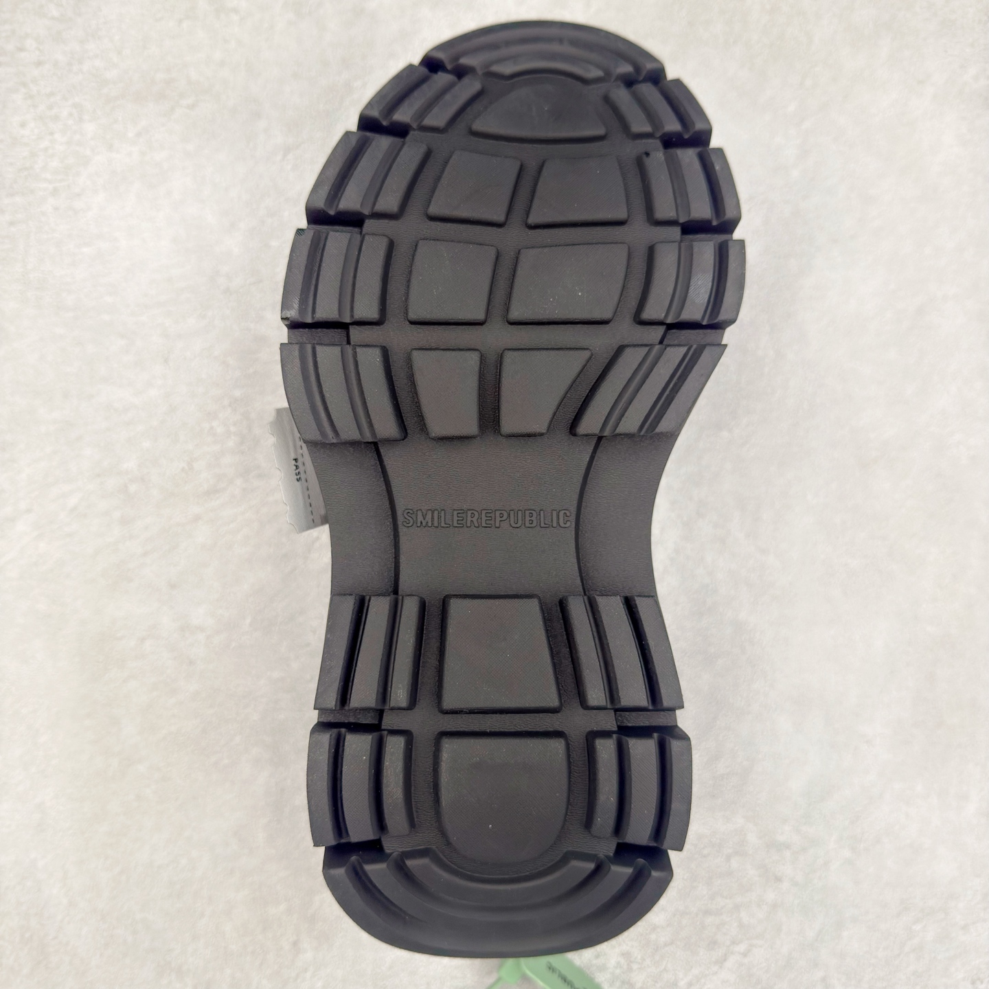 图片[9]-SMILEREPUBLIC 檀健次 老爹鞋2.0系列重磅来袭🔥🔥🔥采用了 水洗布 TPU贴盒大底厚底7cm大底轻盈又增高💯#SMILEREPUBLIC三周年#SMILEQUEEN#开口笑二代#厚底鞋#偏要高调#我的厚米鞋 三个色 黑白 全黑 全白 厚底软得像是自带弹簧，鞋型把整条腿衬得特别秀气，配中筒袜瞬间变身学院少女，，感觉脖子以下全是腿 ✅ 小红书爆款 李昀锐、于文文、大鹏、痞幼、苏醒、刘畊宏老师等～众多明星纷纷上脚👟尺码：35 36 37 38 39 40 41 42 43 44 45-选品中心